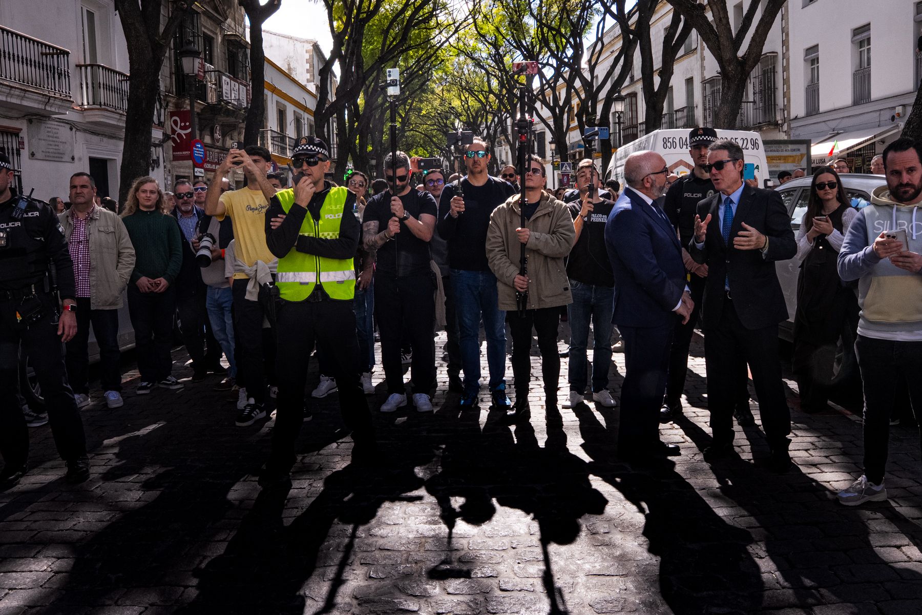 Desfilando, pero por delante, numerosos apasionados de la banda sevillana. 