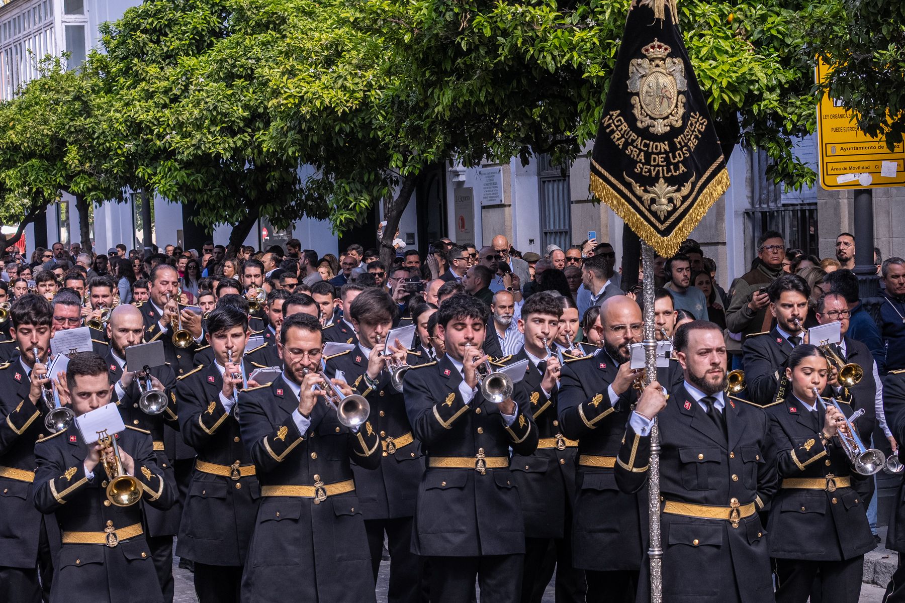 La Agrupación Virgen de los Reyes en el pasacalles a mediodía. 