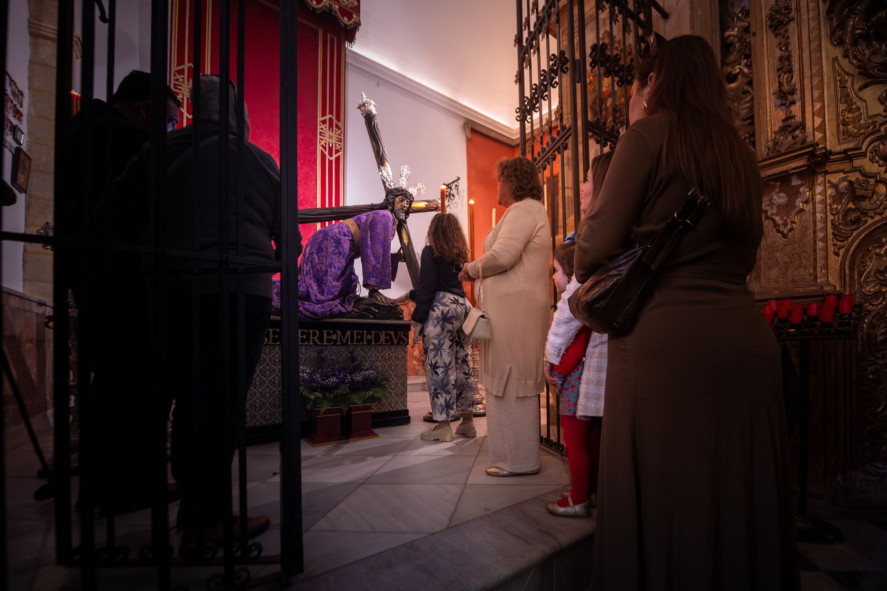 Los devotos aprovecharon para entrar en la capilla. 