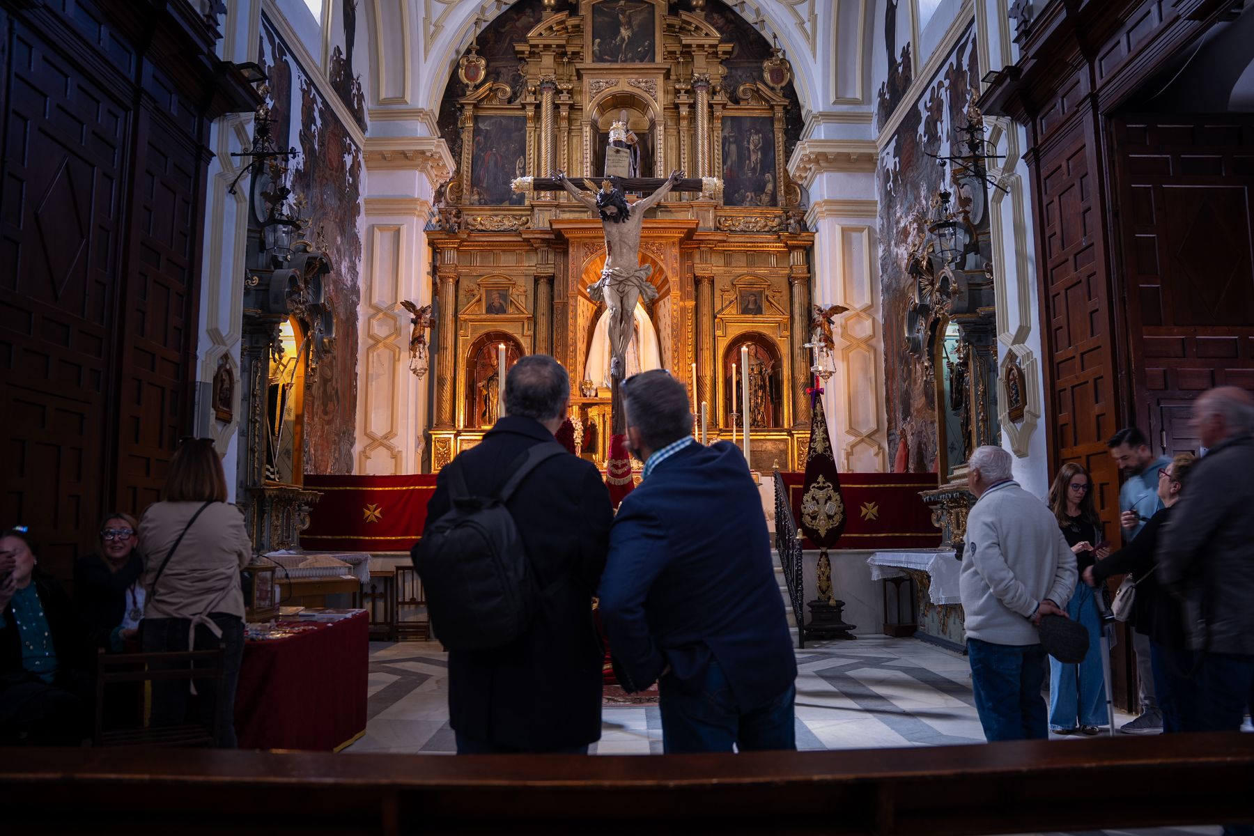 El Cristo del Amor de besapiés en la iglesia de las agustinas. 