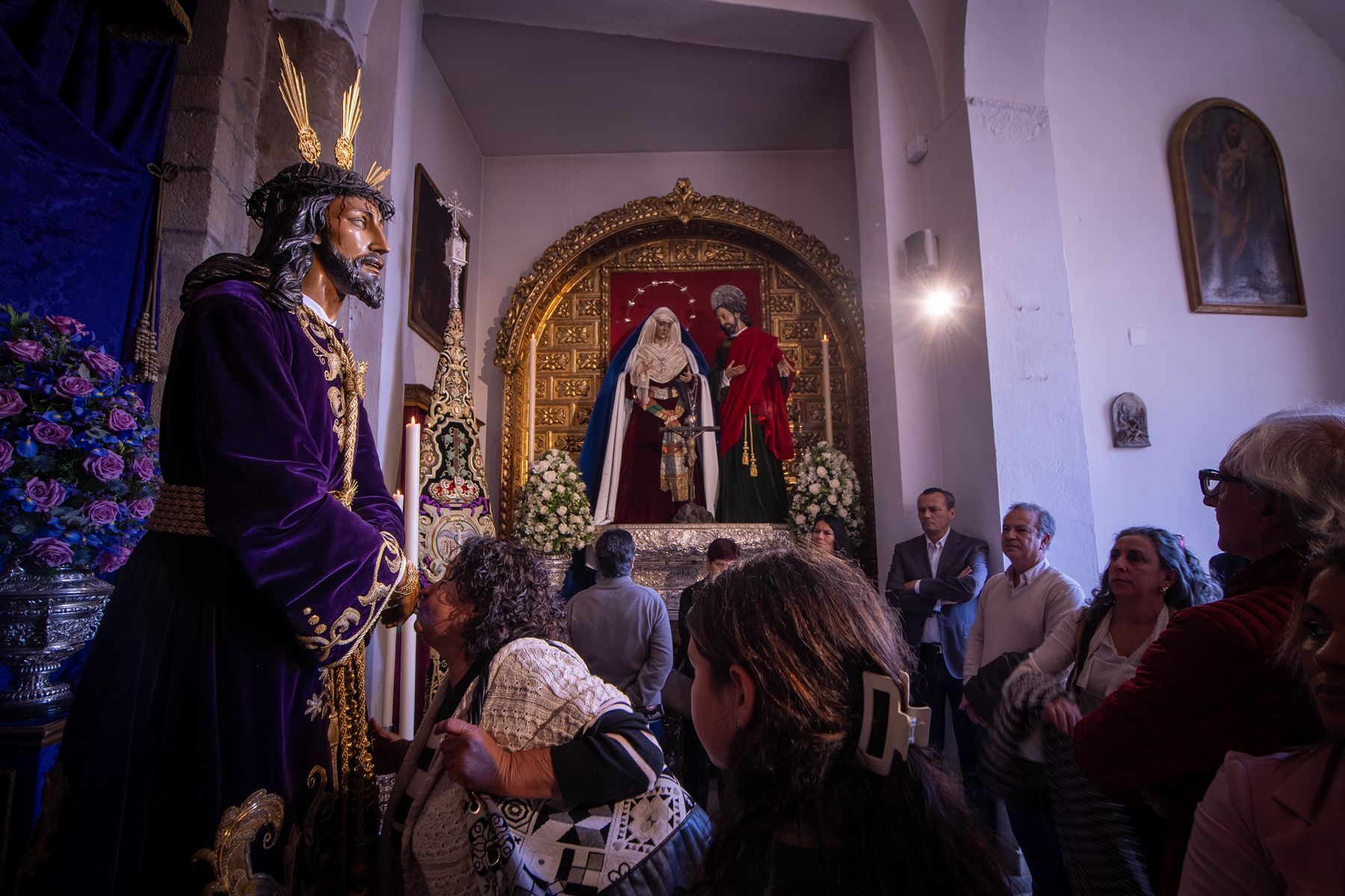 La Sentencia de besapiés con la Esperanza en el altar. 