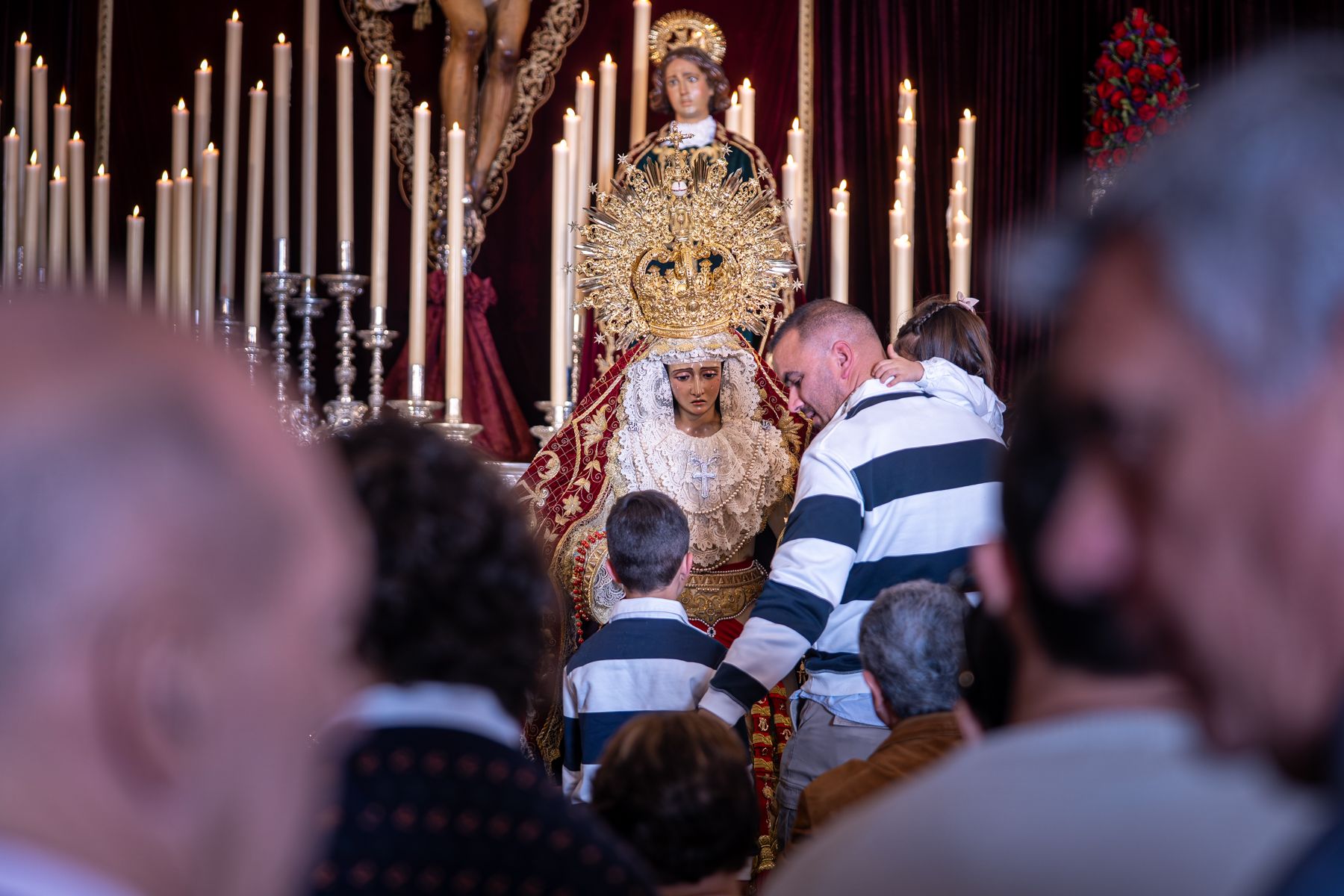 Pequeños y mayores ante la Virgen del Valle en San Telmo.  