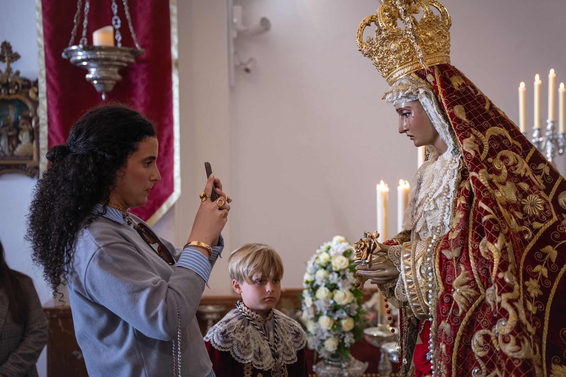 Una mujer tomando una foto muy cerca del Valle. 