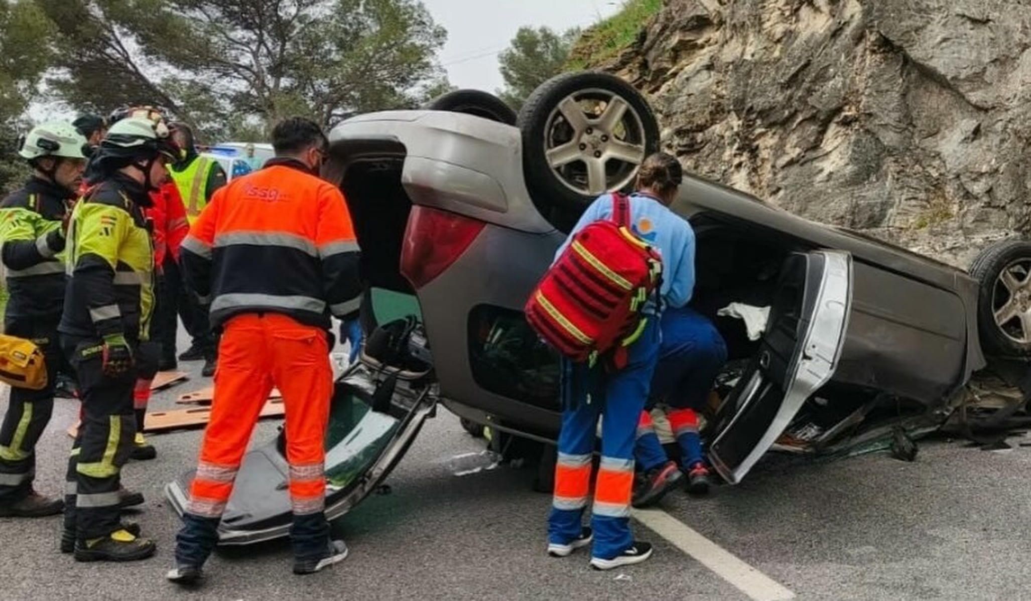 Bomberos y Servicio de Emergencias presentes en el rescate de un ocupante del vehículo