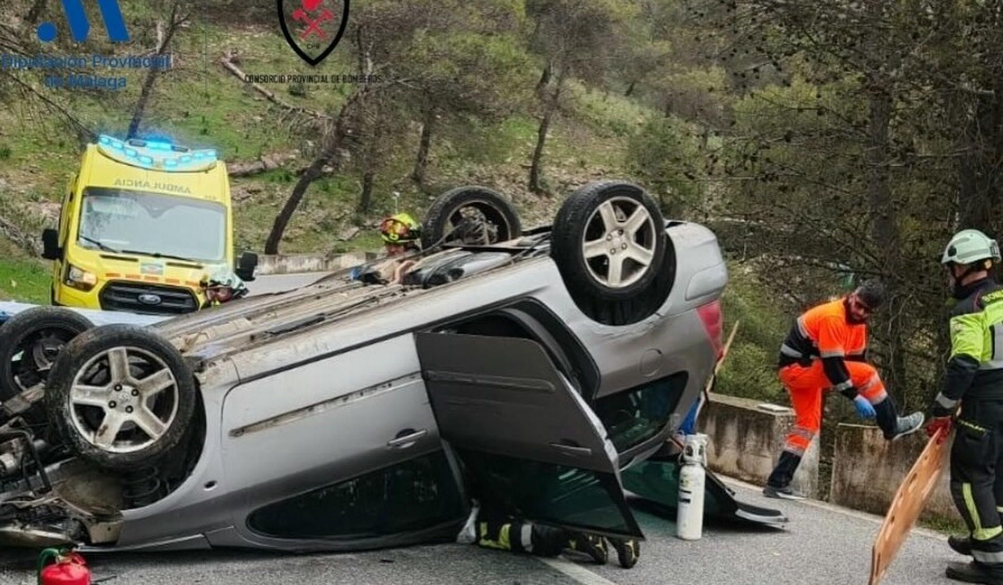 El vehículo accidentado dio un vuelco de 180º grados con el ocupante siendo rescatado de su interior
