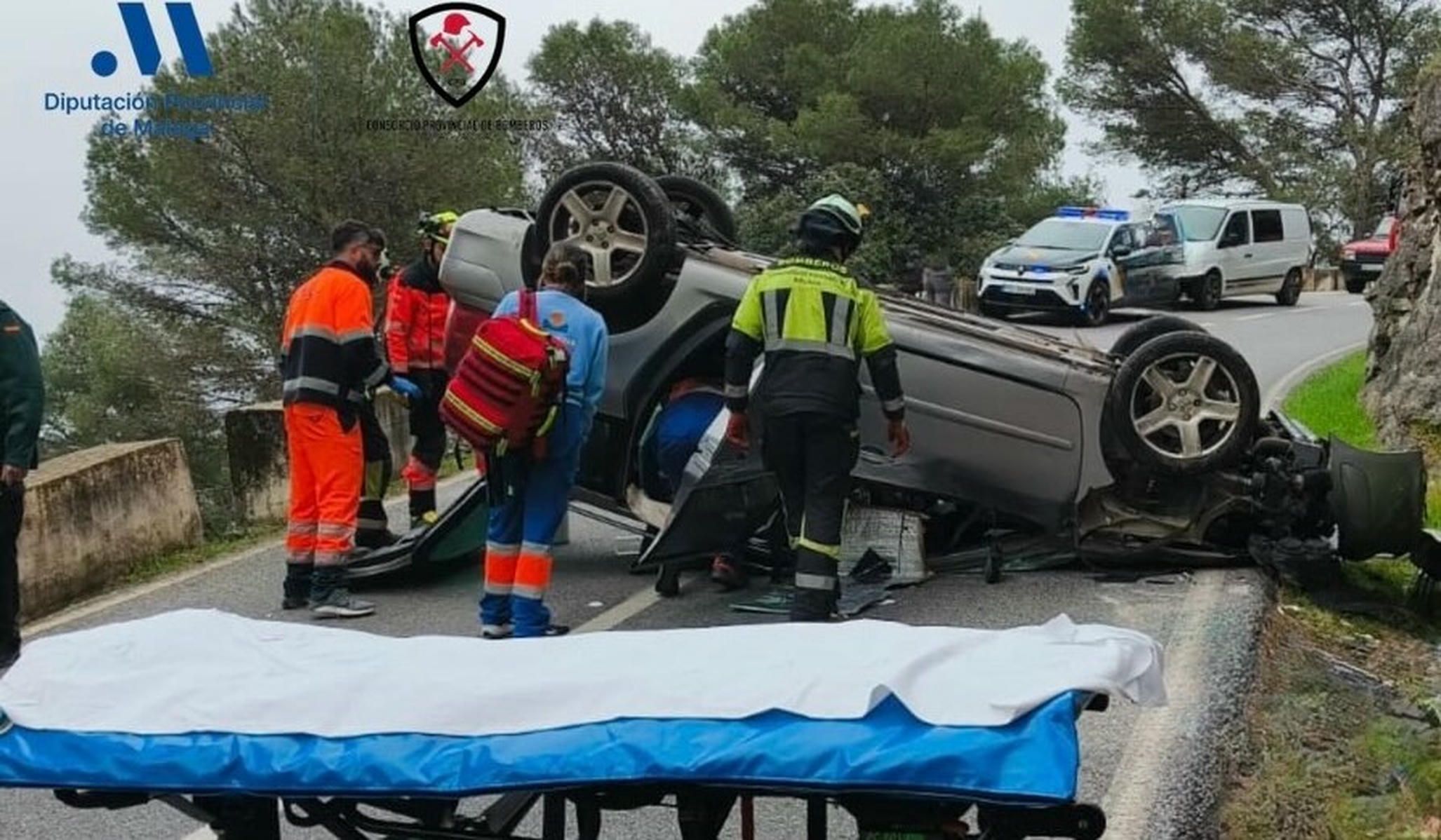 Actuación del cuerpo de Bomberos de Málaga en el rescate de un ocupante del vehículo accidentado Actuación del cuerpo de Bomberos de Málaga en el rescate de un ocupante del vehículo accidentado