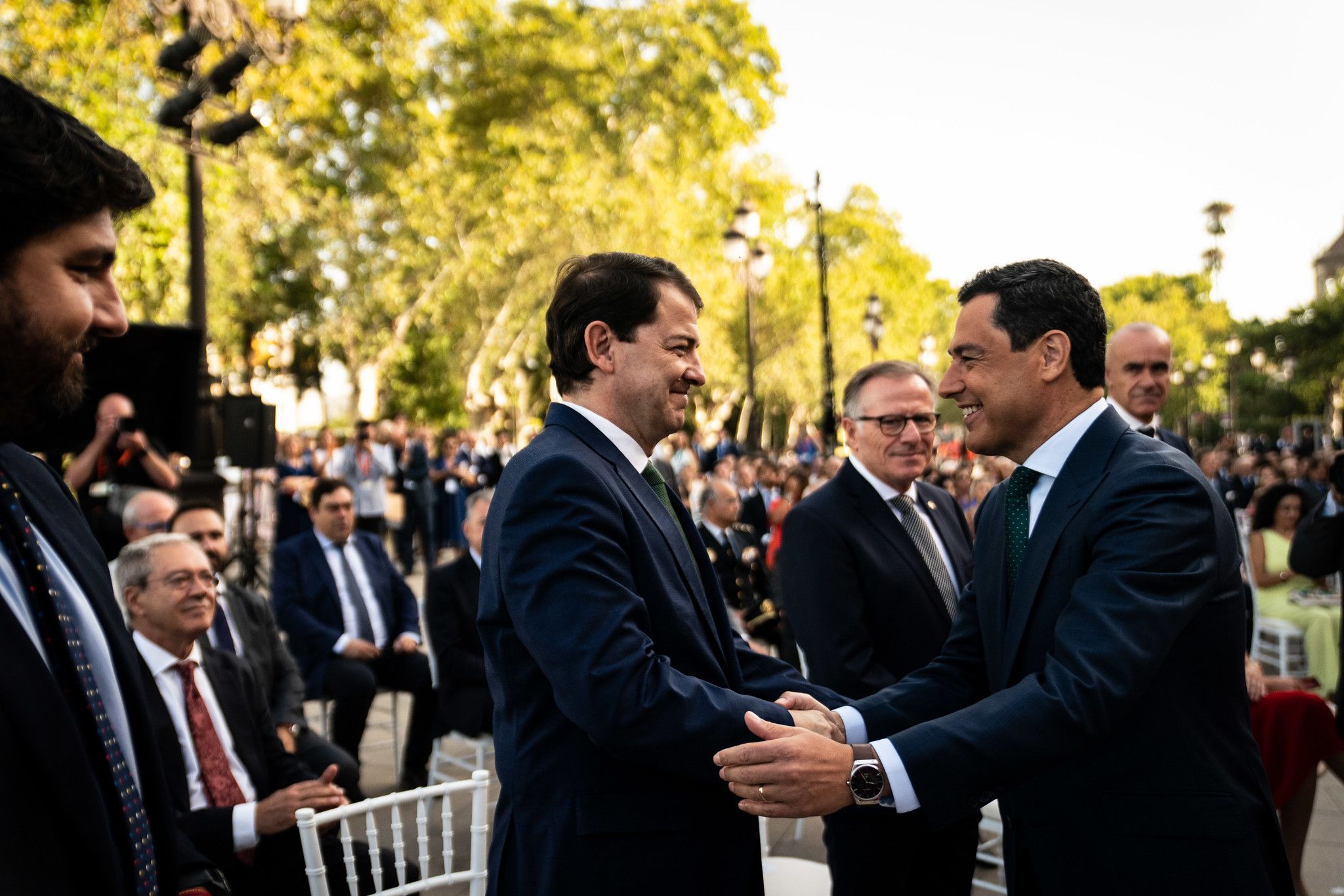 Moreno saluda a Mañueco, en la toma de posesión del presidente de la Junta en 2022.