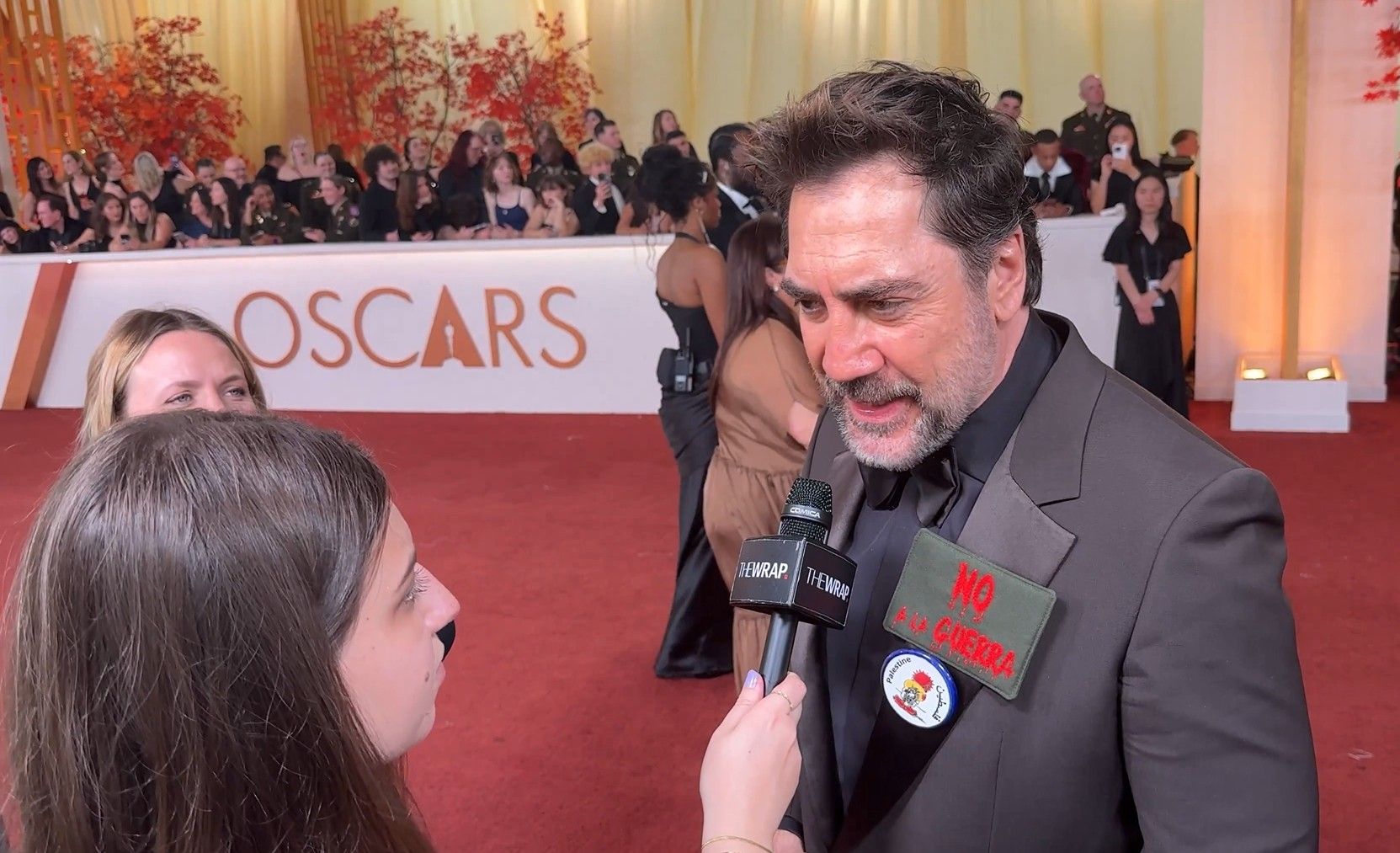 Bardem, con su 'No a la guerra'. Bardem, con su 'No a la guerra'.