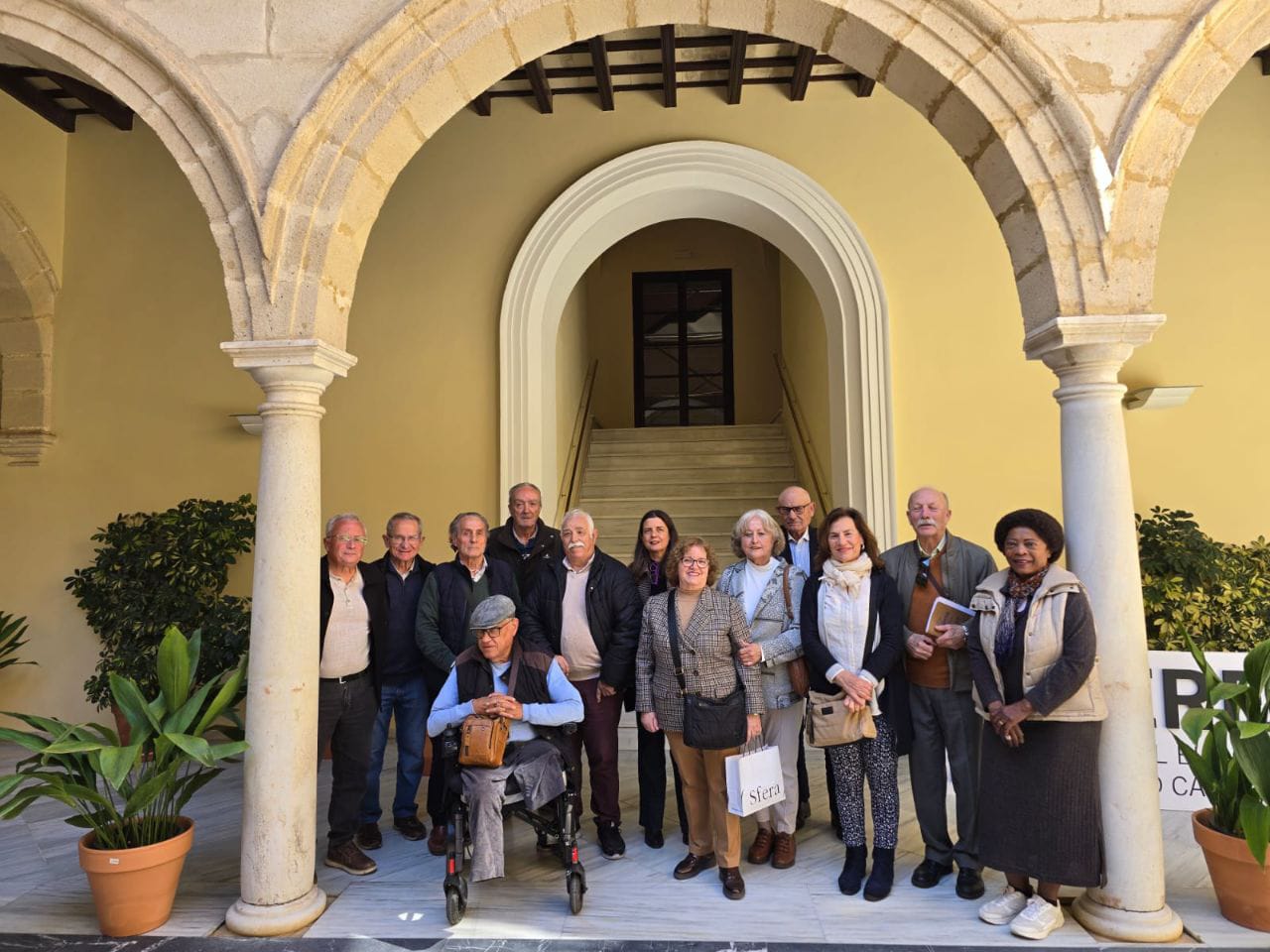 Miembros de la plataforma Ciudadanos/as por las Bibliotecas Públicas, en el Ayuntamiento.