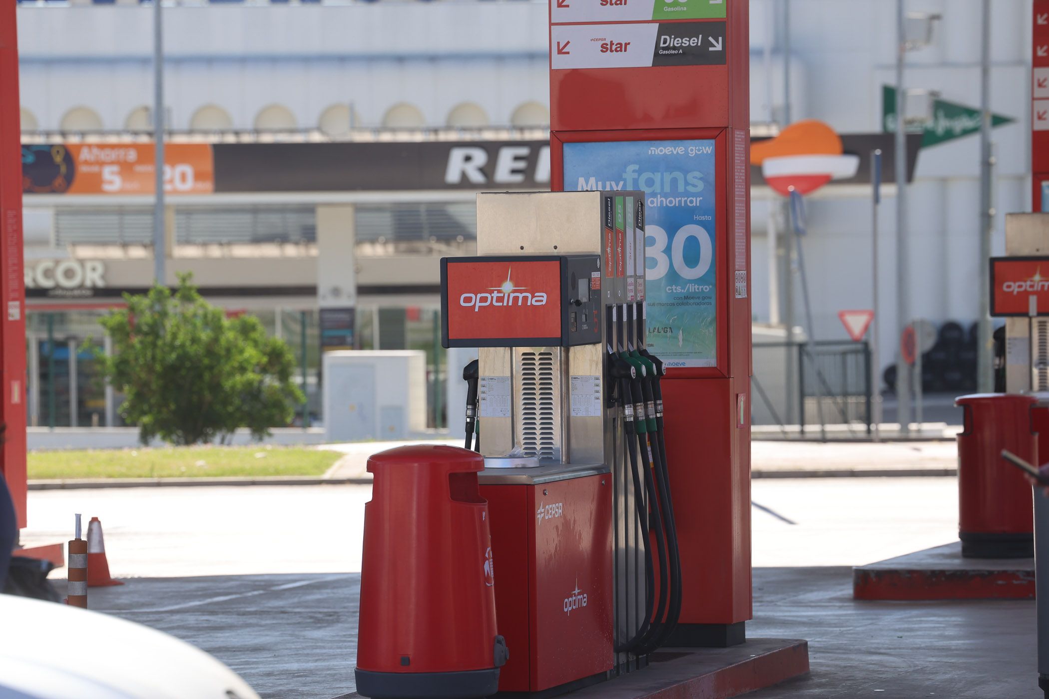 Dos gasolineras, en una imagen reciente. Dos gasolineras, en una imagen reciente.