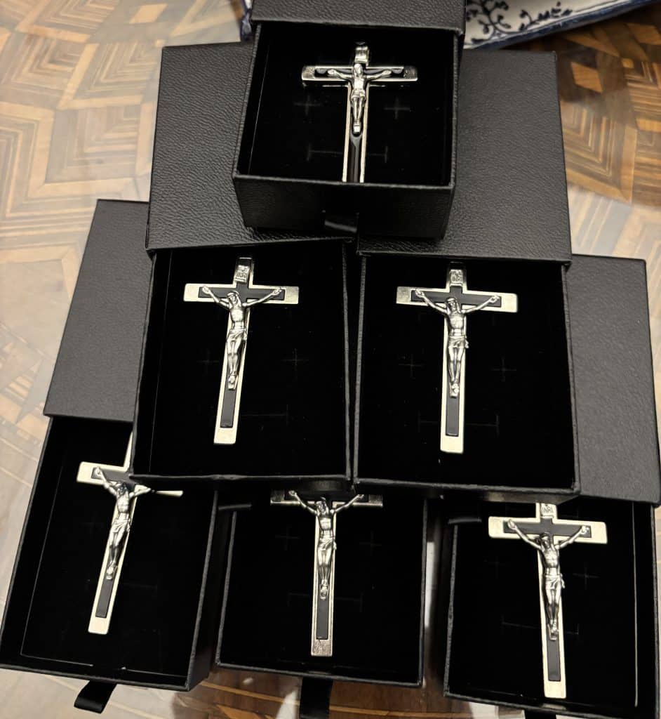 Recuerdos entregados por el obispo. 