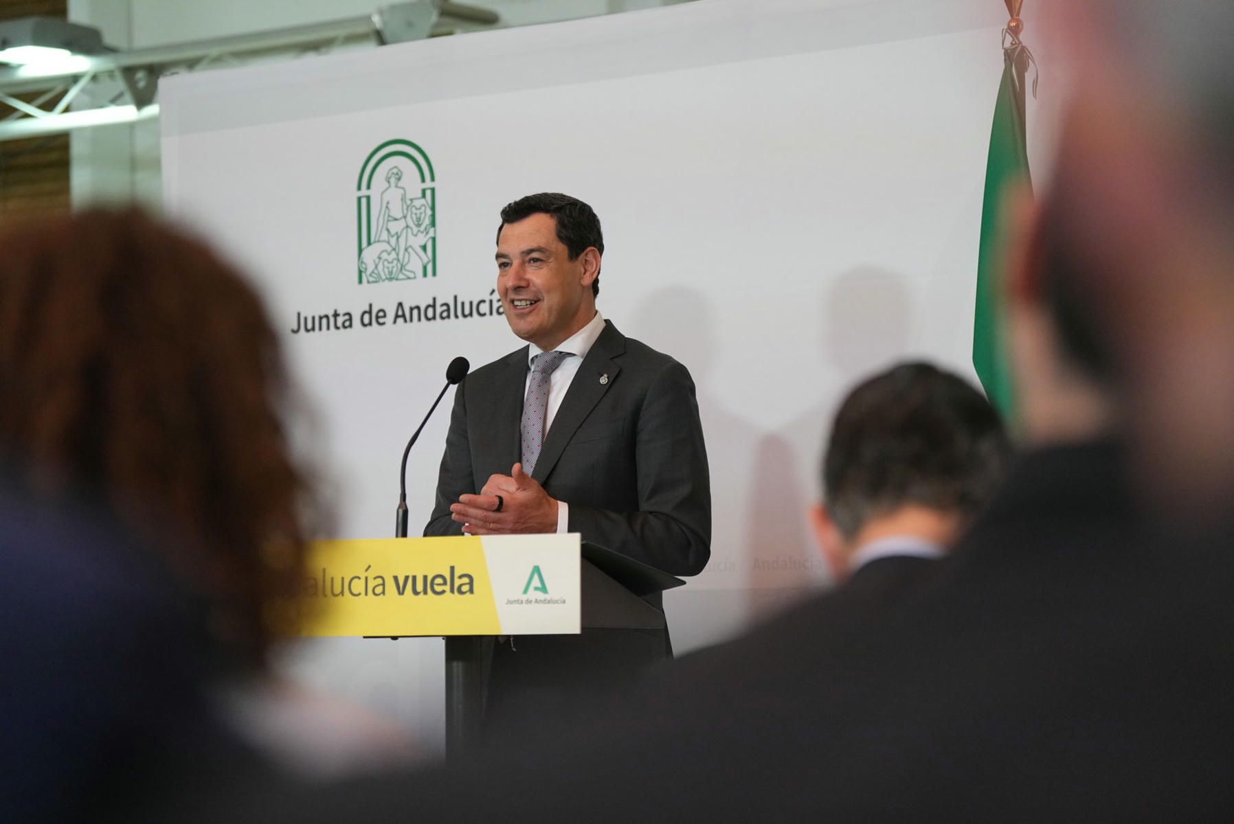 Juanma Moreno, en la presentación del wifi para los hospitales. (1)