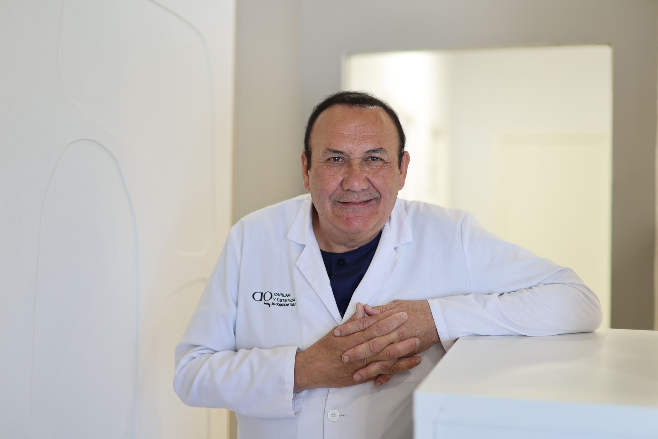 El doctor Alberto Gorrochategui, especialista en medicina capilar de origen vasco, conmemora 35 años de trayectoria profesional con una promoción 2x1 de cirugía capilar para celebrarlo en su clínica de Jerez. El doctor Alberto Gorrochategui, especialista en medicina capilar de origen vasco, conmemora 35 años de trayectoria profesional con una promoción 2x1 de cirugía capilar para celebrarlo en su clínica de Jerez.