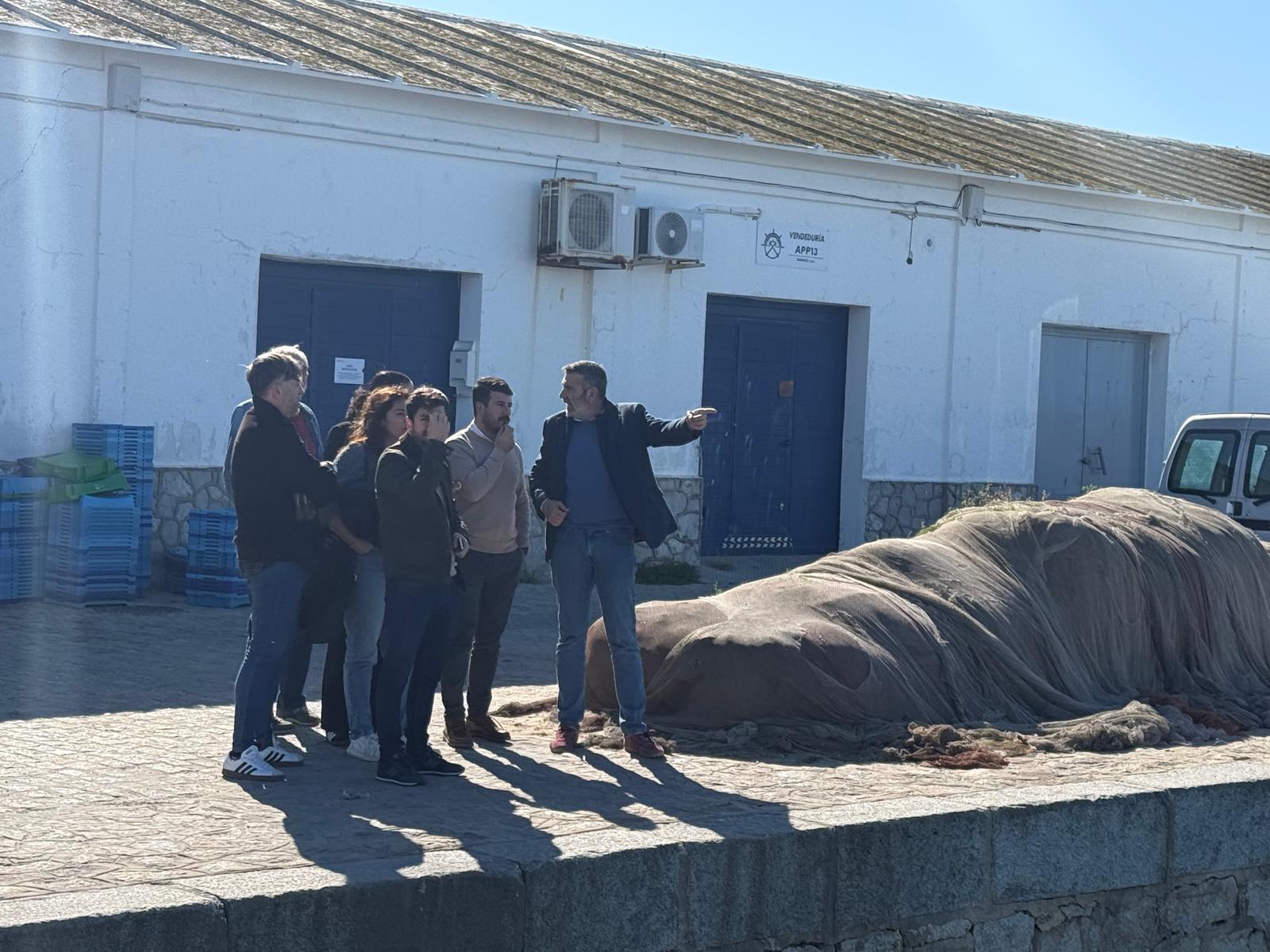 El diputado Javier Pizarro visita el puerto de Barbate. El diputado Javier Pizarro visita el puerto de Barbate.