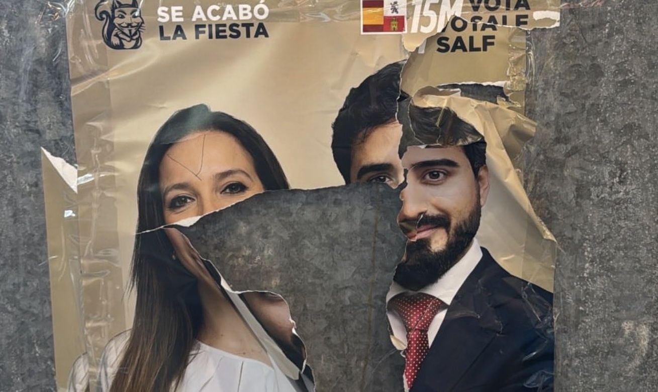 Alvise Pérez y Lucía Echevarría, en carteles arrancados en la campaña en Castilla y León.