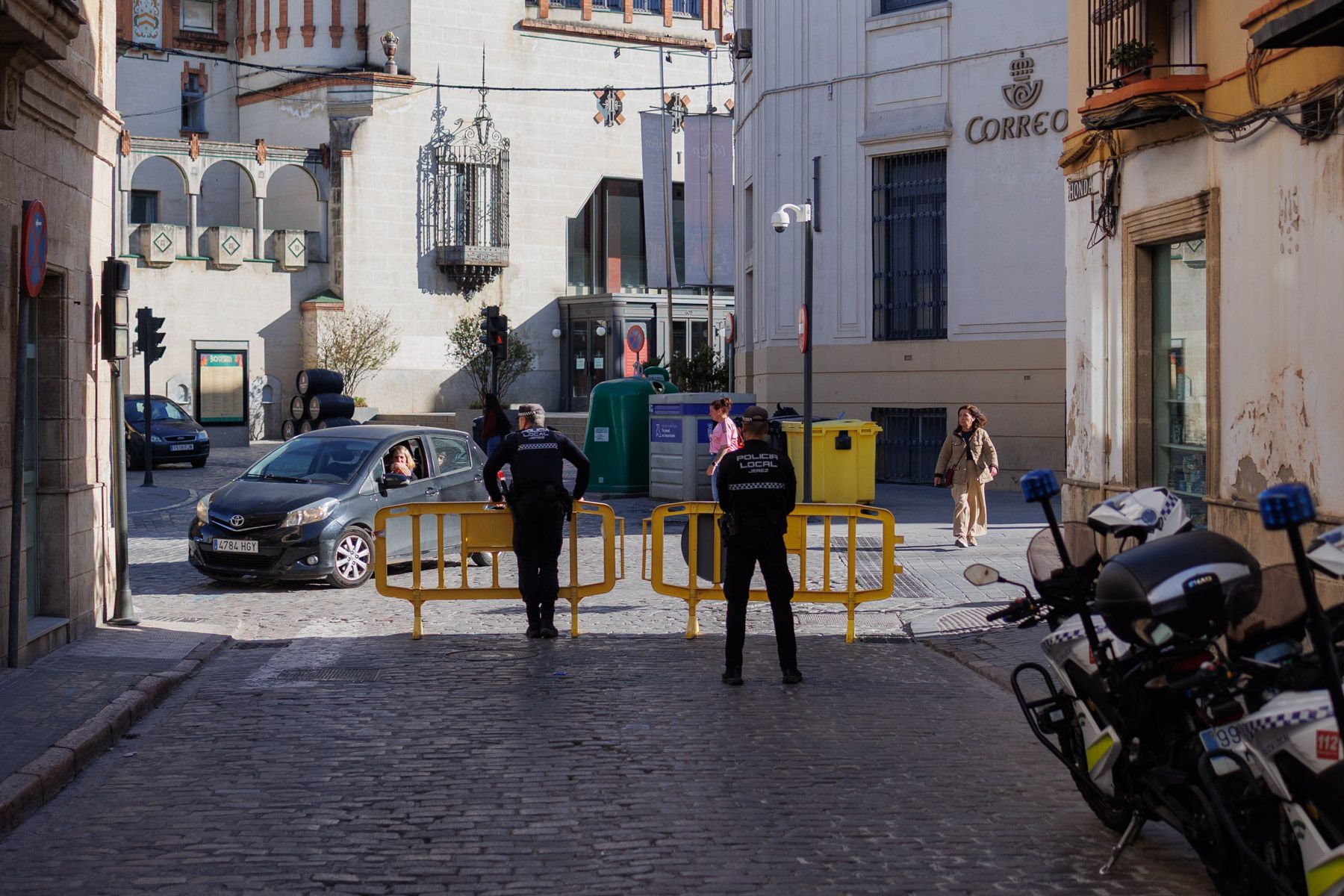 Policías regulan los cortes de tráfico con una calle Honda restringida desde este lunes en Jerez.