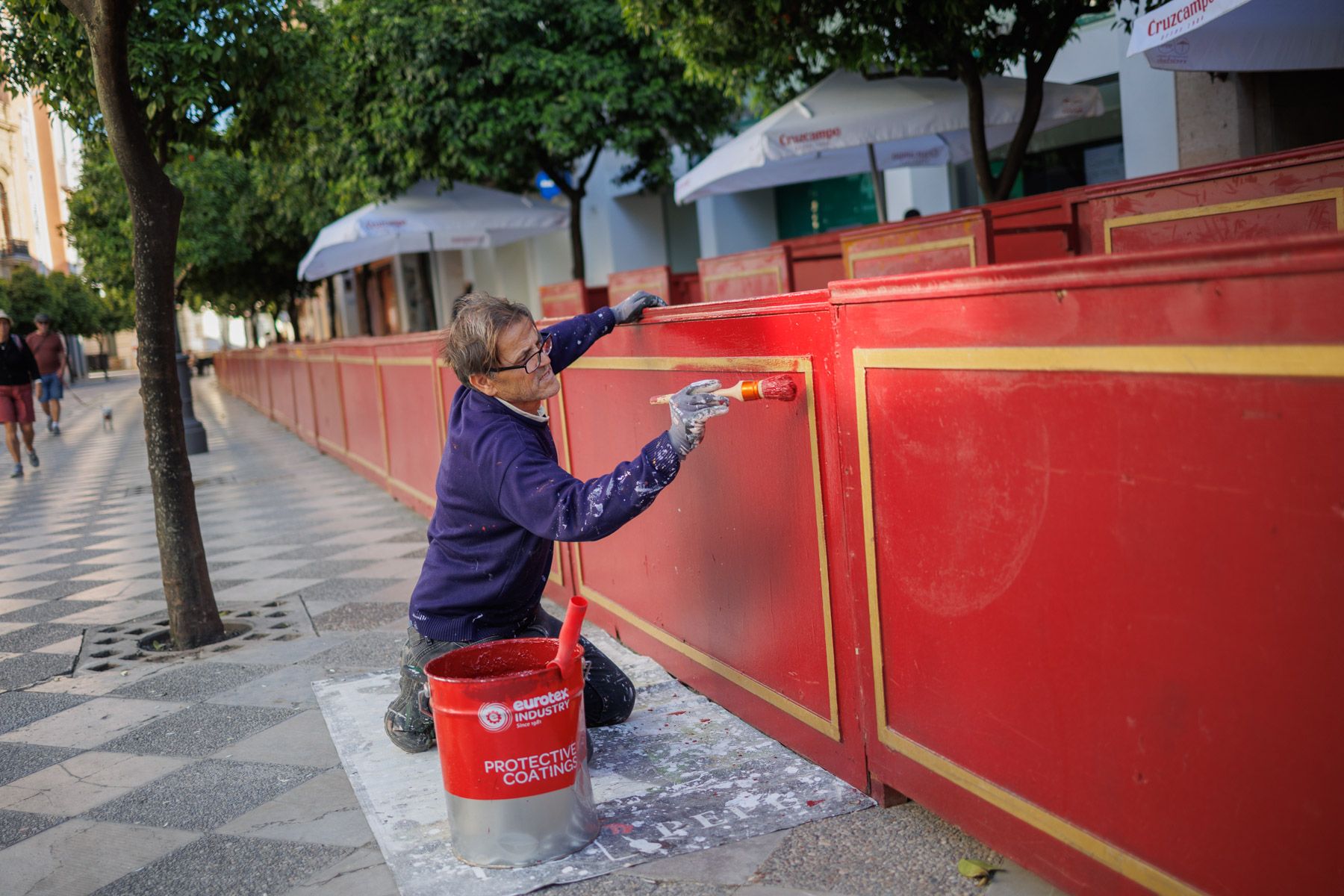 Un operario municipal pinta palcos de Semana Santa en Jerez. Un operario municipal pinta palcos de Semana Santa en Jerez.
