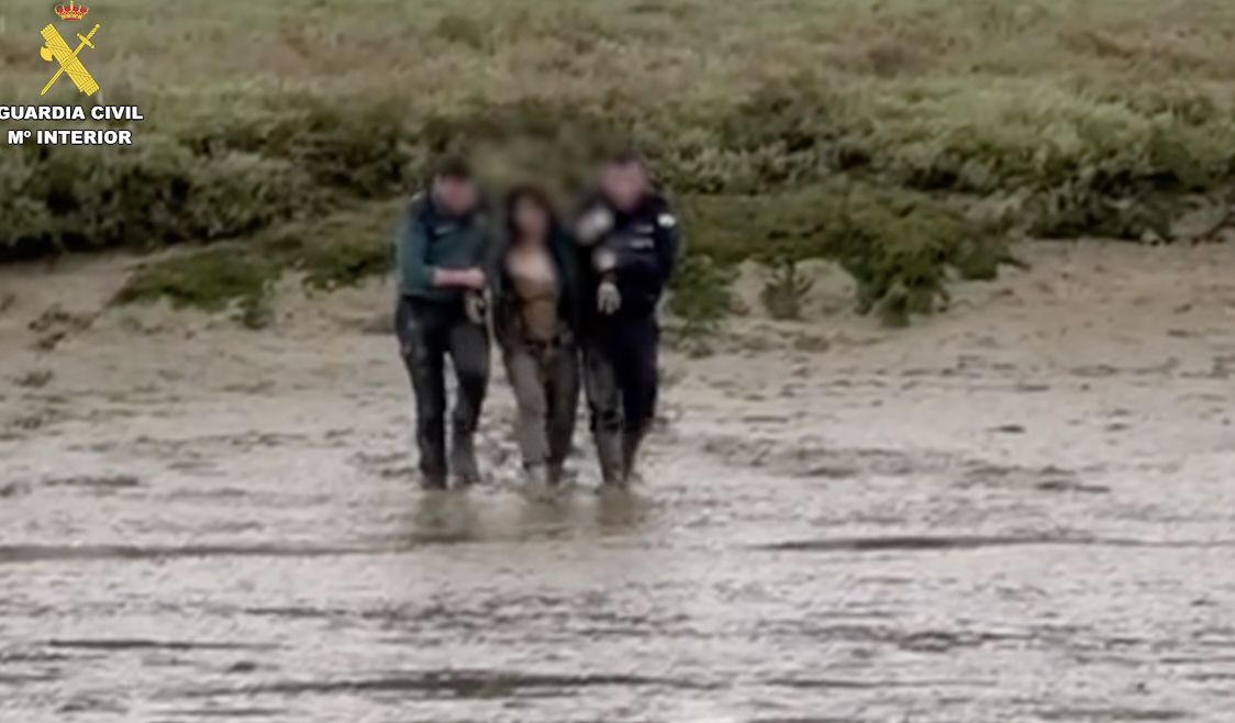 Una mujer, hundida en un lodazal en Cartaya: desorientada y sin responder a ninguna indicación.