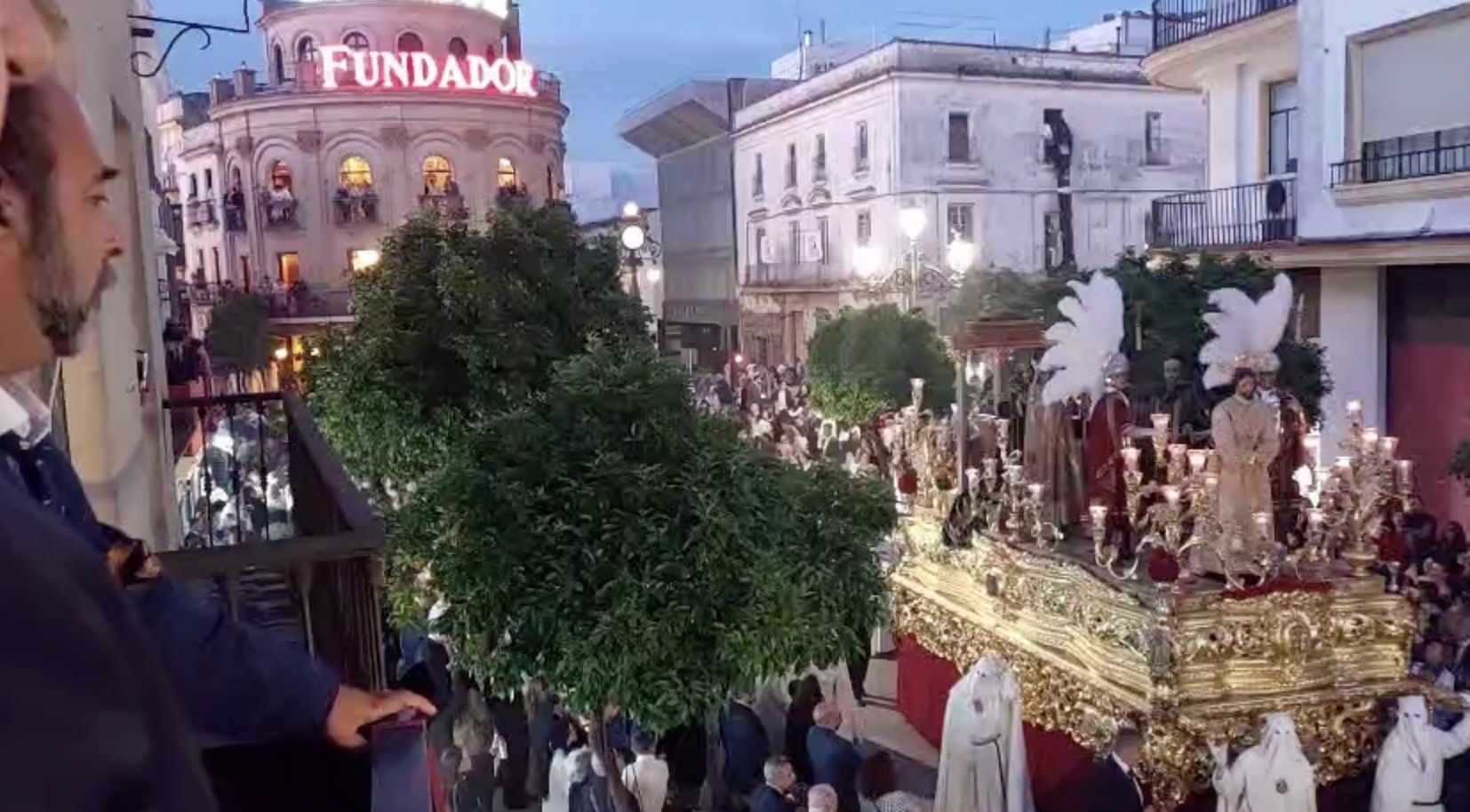 Saeta de Luis Santiago al Señor del Consuelo desde el balcón del Casino Jerezano. Saeta de Luis Santiago al Señor del Consuelo desde el balcón del Casino Jerezano.