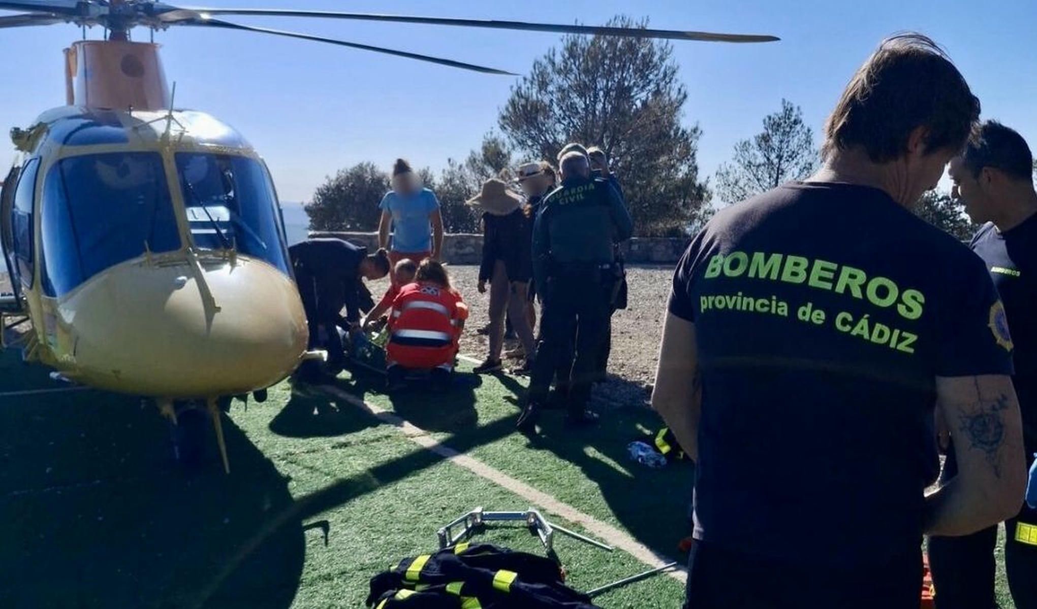 Un momento del rescate de los bomberos a los heridos en Algodonales.
