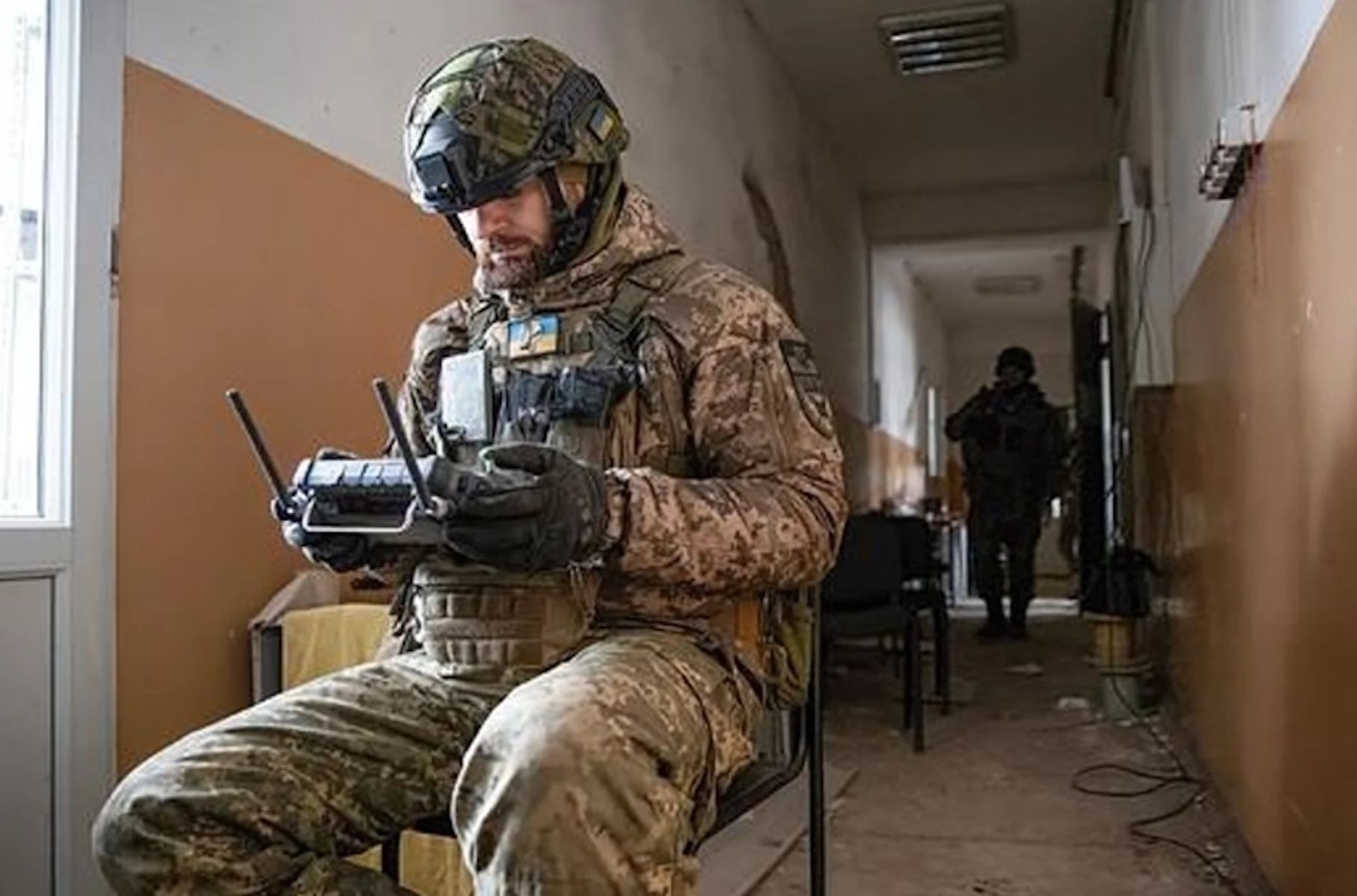 Operador de drones ucraniano, dentro de una casa cerca del frente.