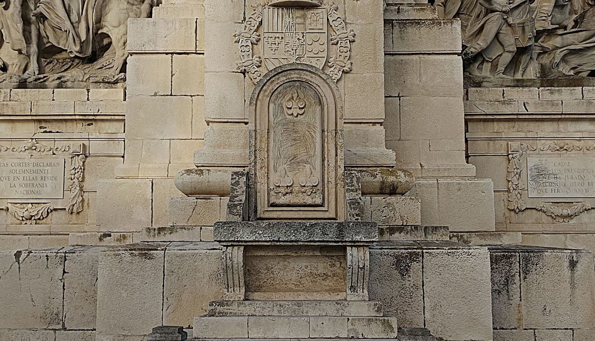 Detalle trono vacío y tribuna.