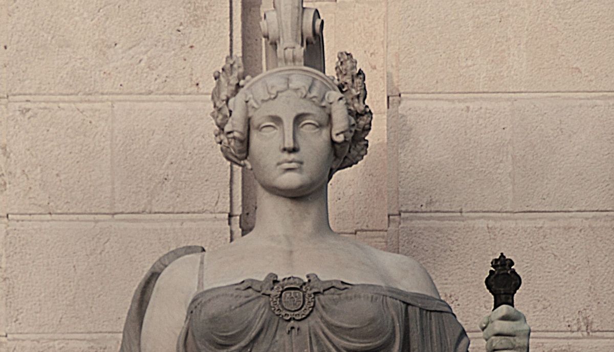 Detalle torso de la Constitución, vista frontal.