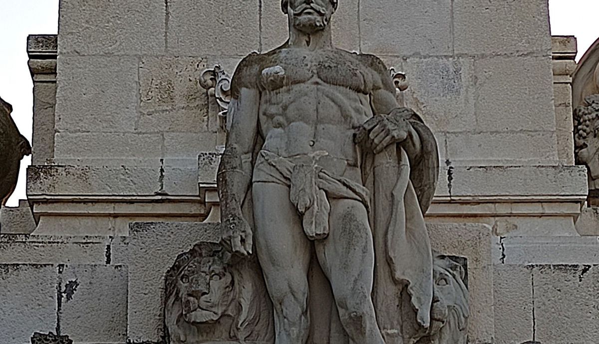 Escultura de Hércules y escudo de Cádiz.