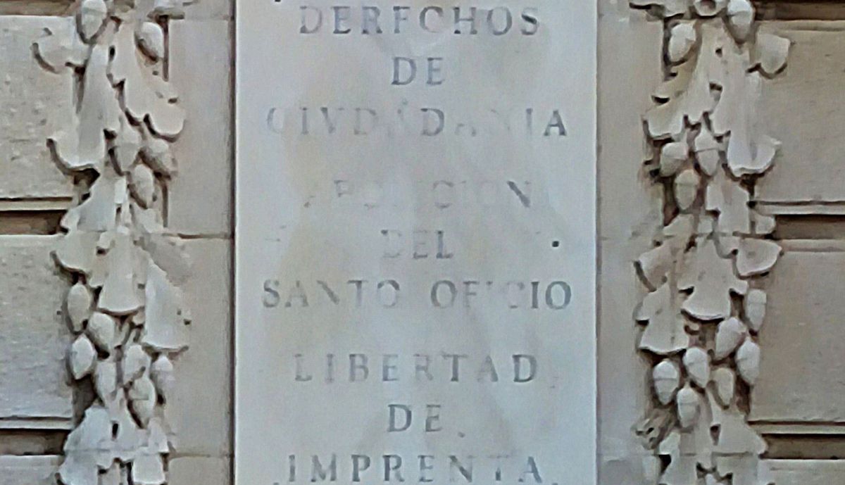 Cartela posterior izquierda, con las medidas de carácter político social tomadas por las Cortes.