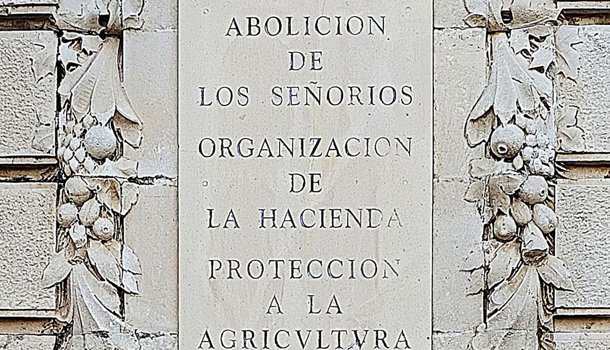 Cartela posterior derecha, con las medidas de carácter económicas tomadas por las Cortes.