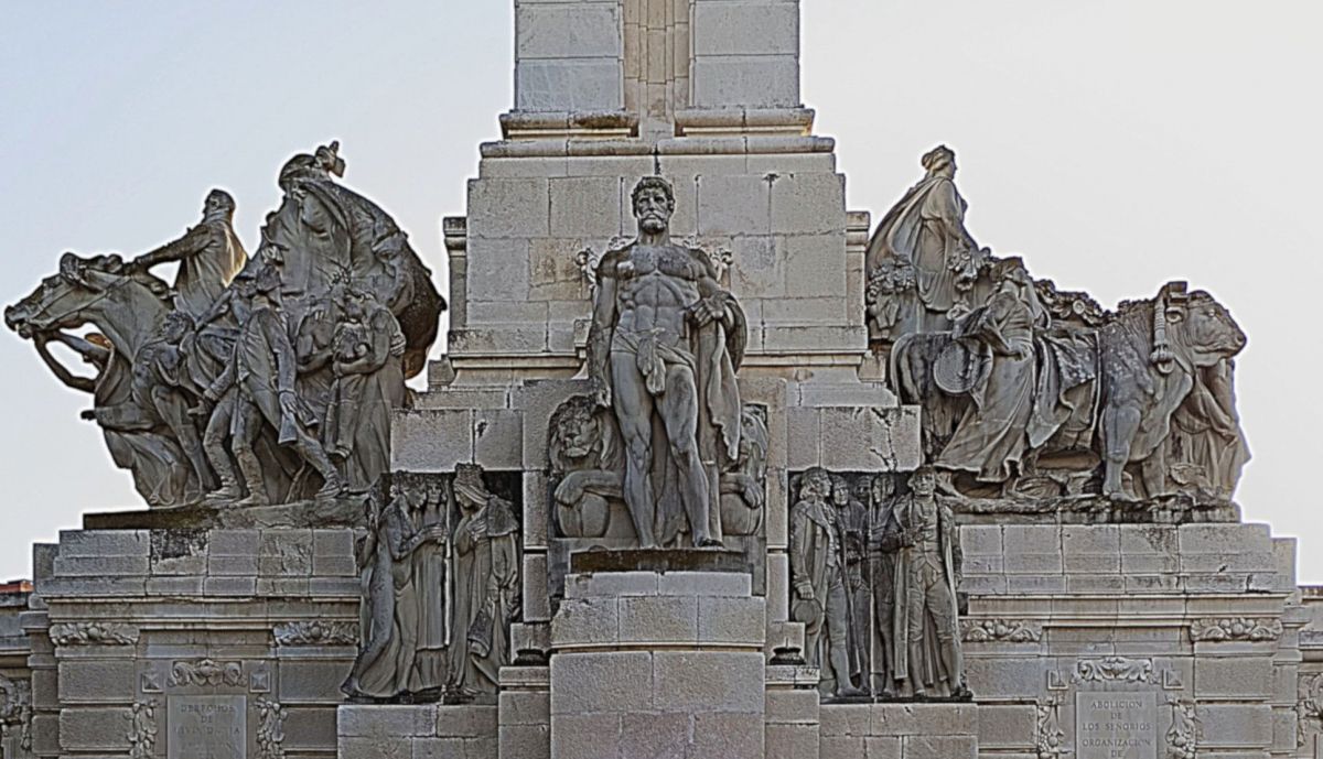 Vista posterior pedestal (relieves y grupos escultóricos).