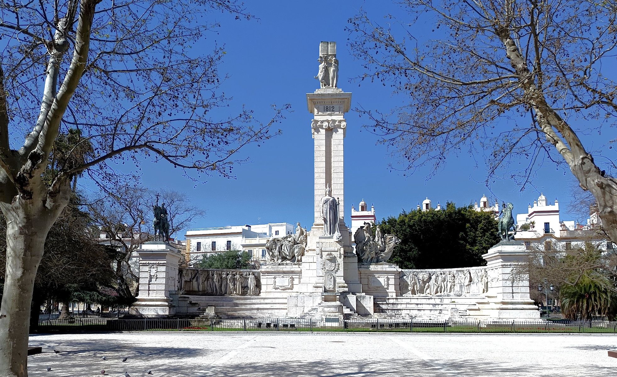 Monumento a las Cortes en Cádiz. Vista delantera.
