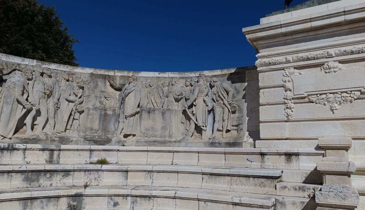 Relieve de la Junta de Defensa de Cádiz, detalle de personajes y sus actitudes.