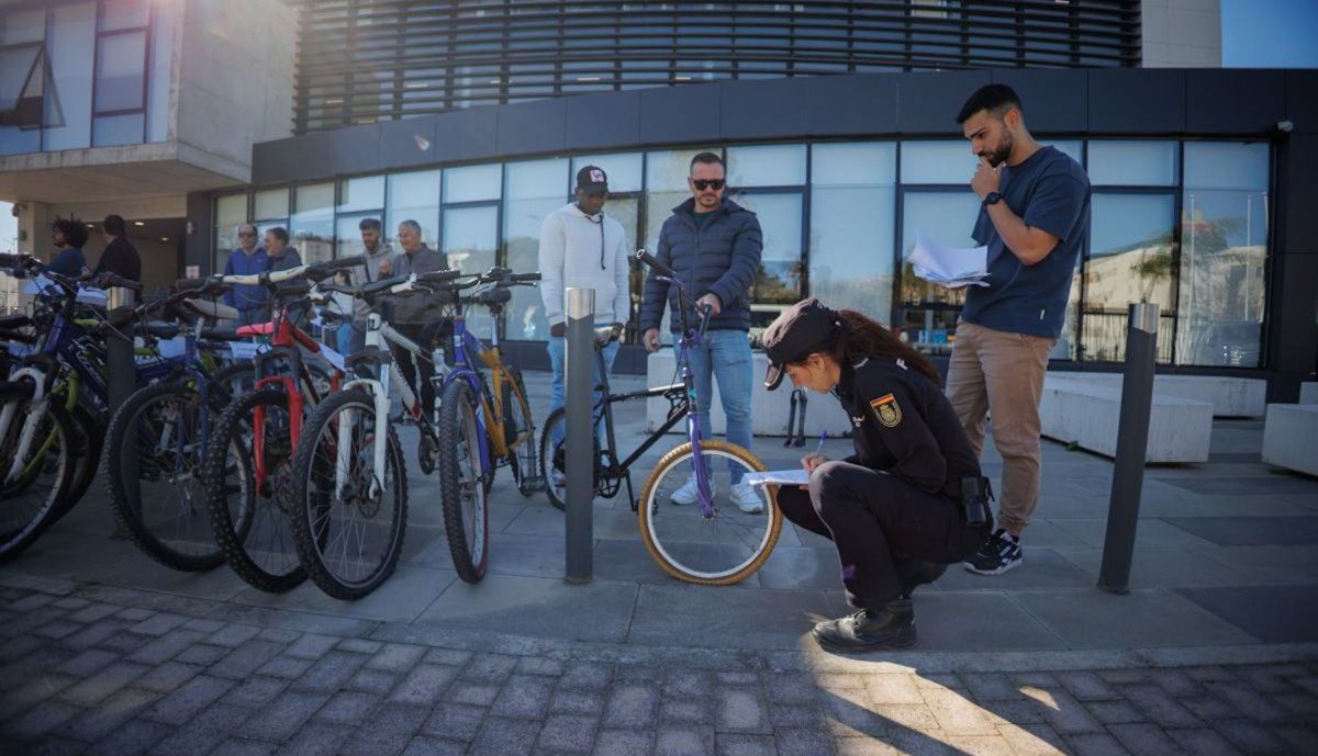 Entrega de bicicletas de la Policía Nacional.