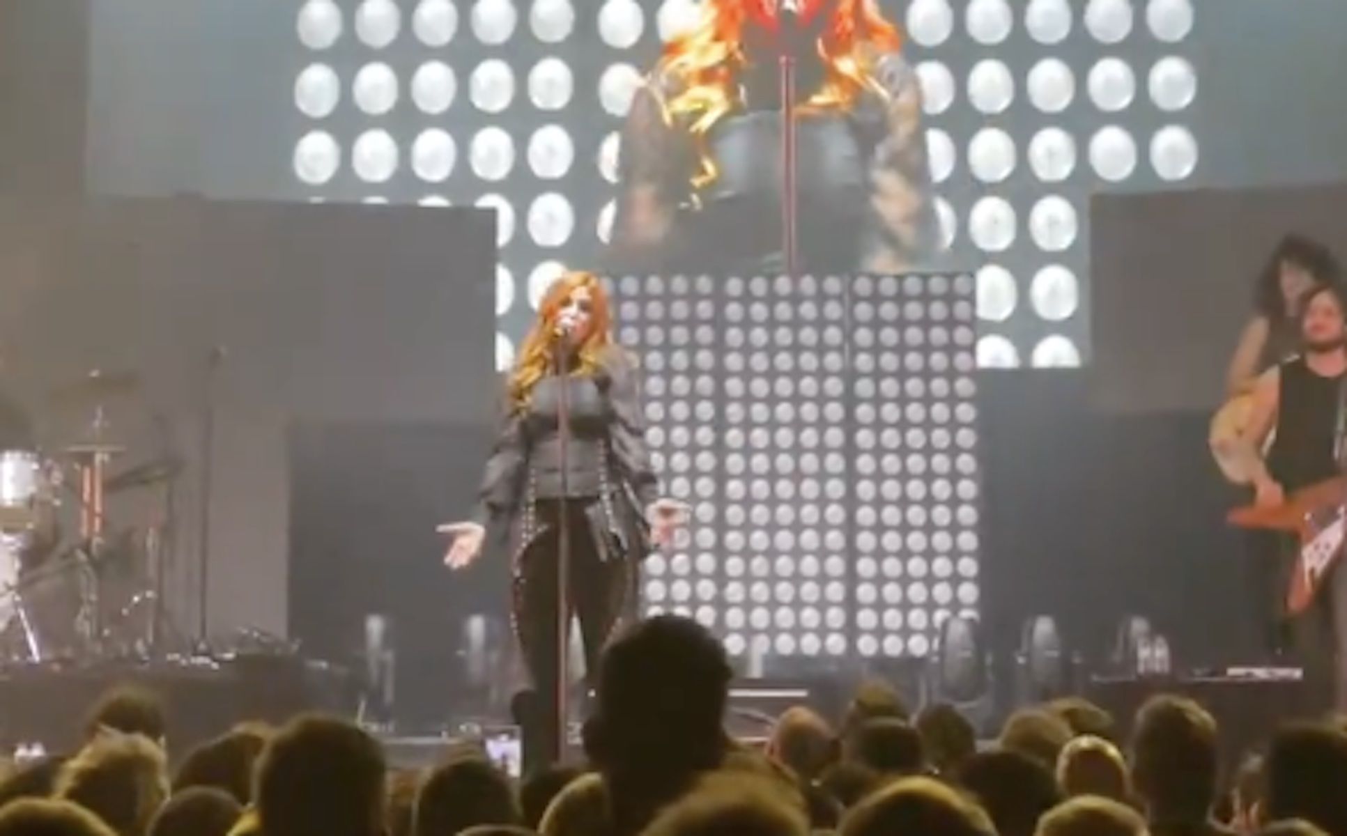 Leire Martínez frena los insultos a La oreja de Van Gogh durante un concierto en Barcelona.