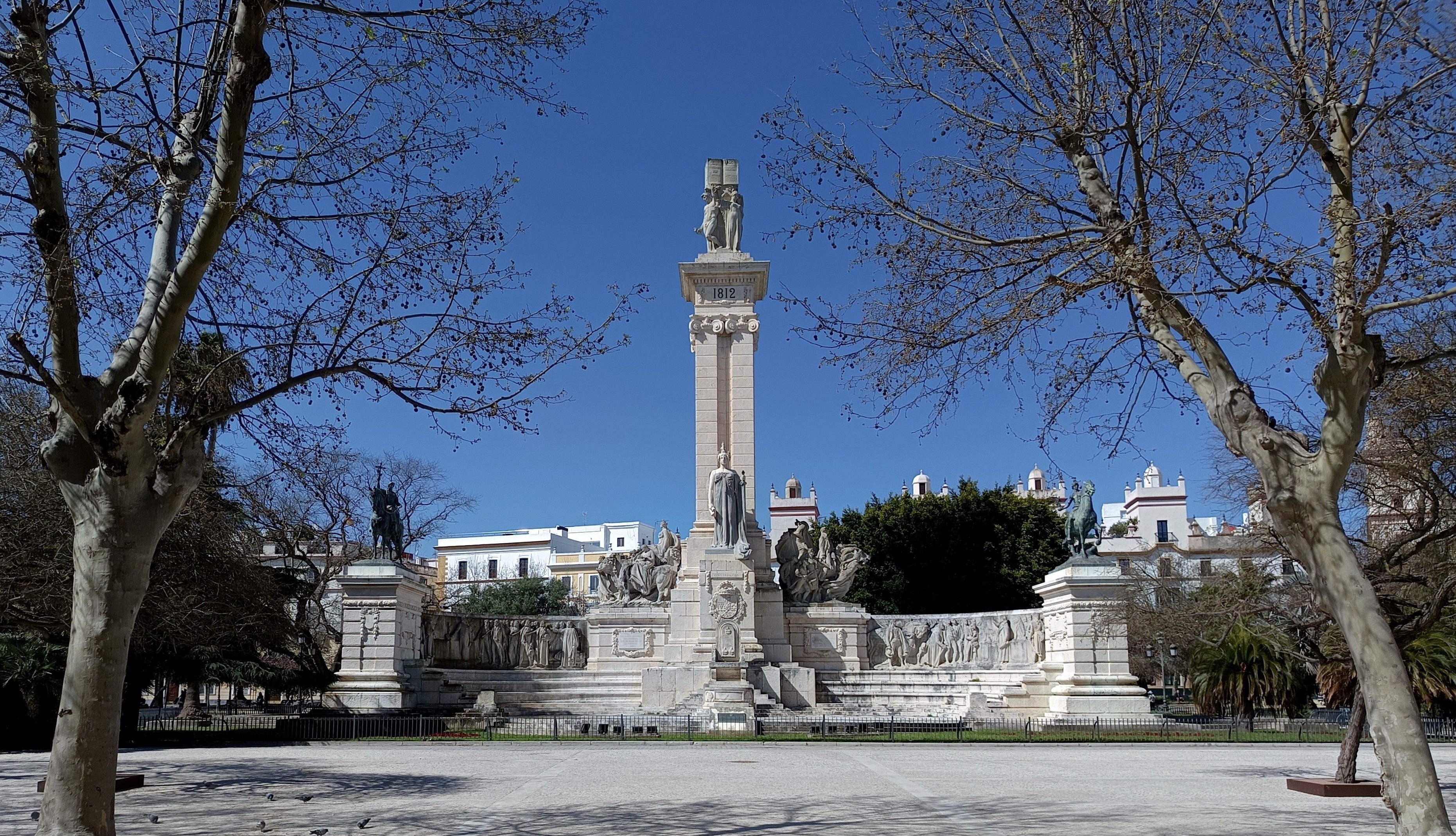 Vista general delantera del Monumento a las Cortes en Cádiz.