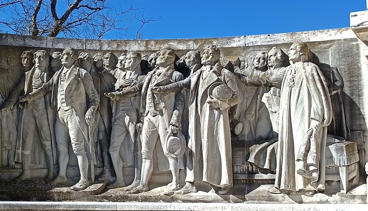Relieve de la Jura de la Constitución, detalle parte izquierda. (1)
