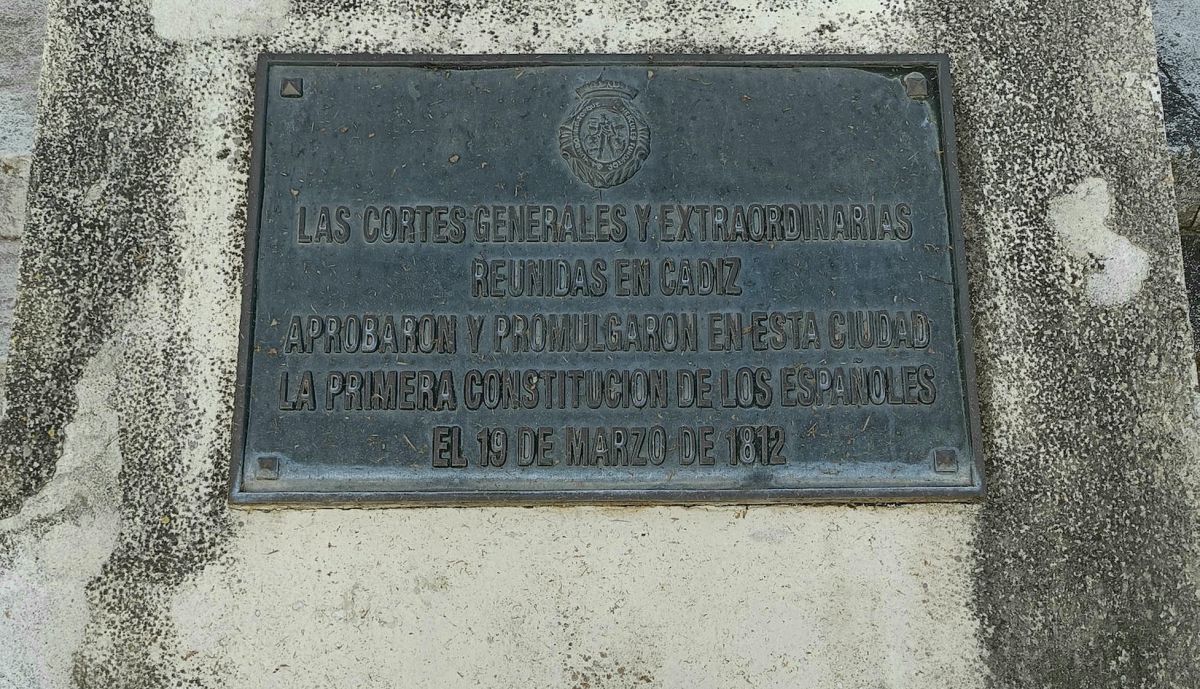Monumento a las Cortes, pedestal del pebetero.