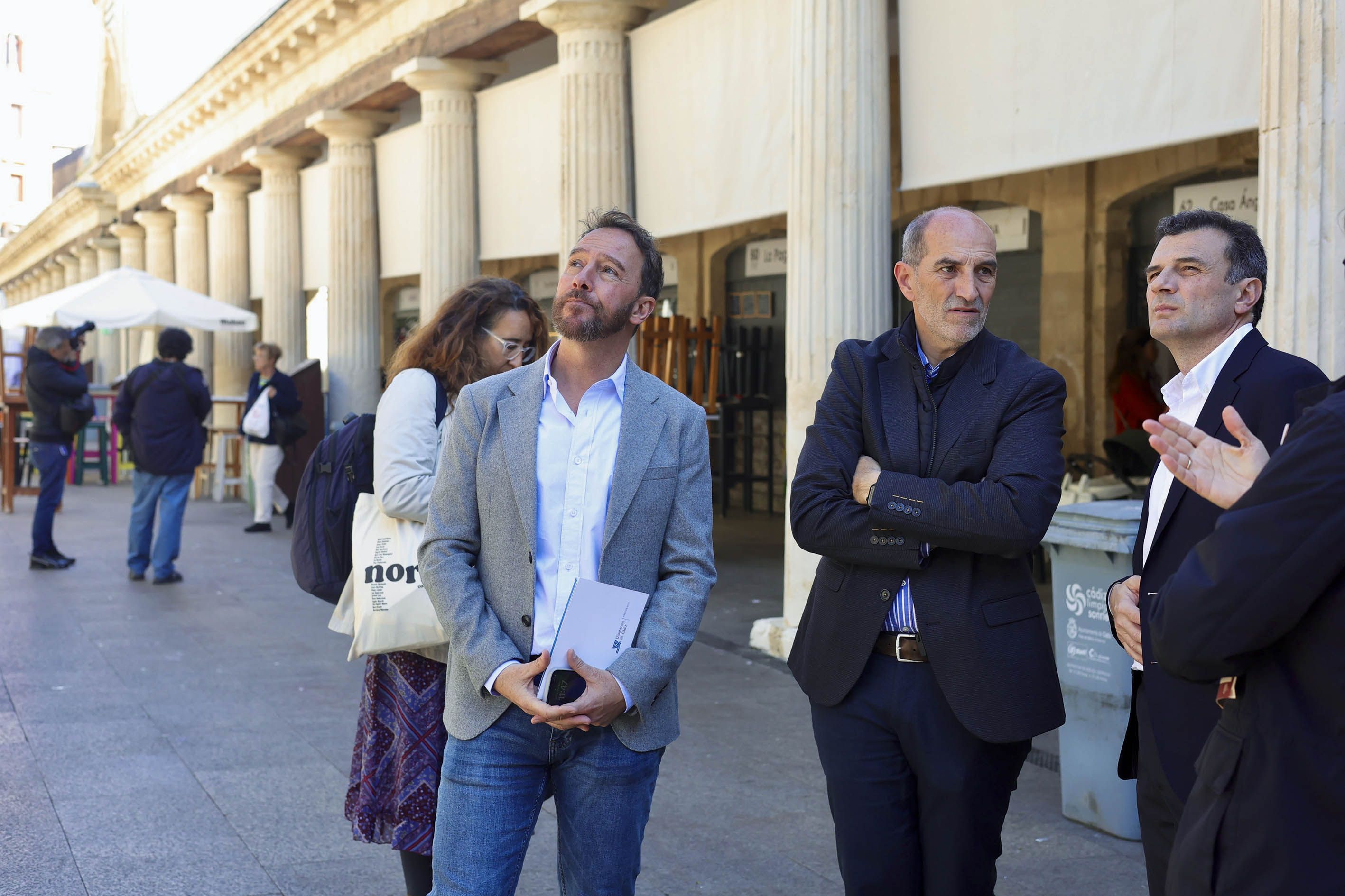El alcalde Bruno García y el teniente de alcalde José Manuel Cossi, en el Mercado de Cádiz.