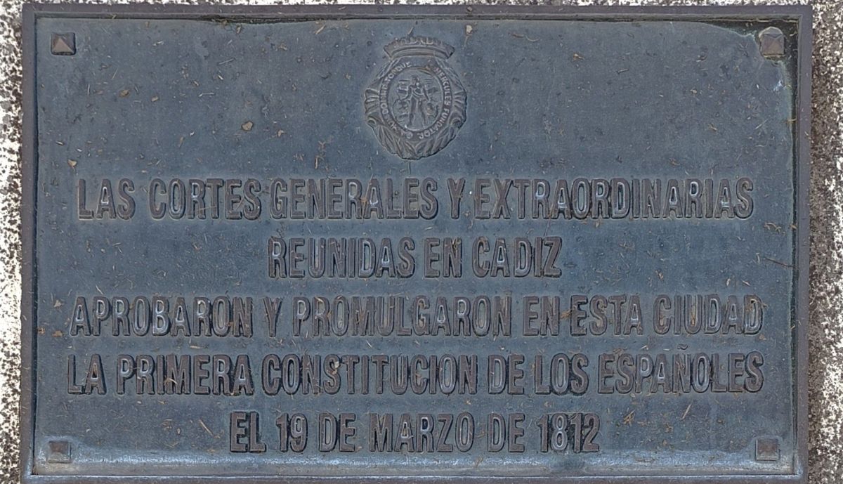 Placa conmemorativa Bicentenario de la Constitución, frontal del pebetero.