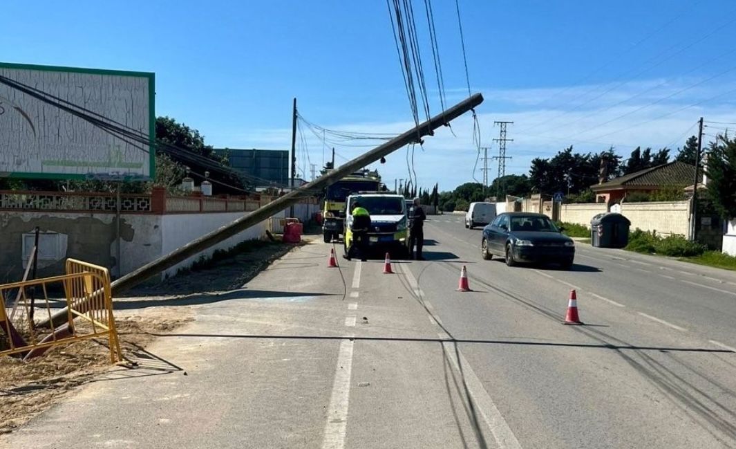 El poste de telefonía, tras el impacto del camión en Chiclana.