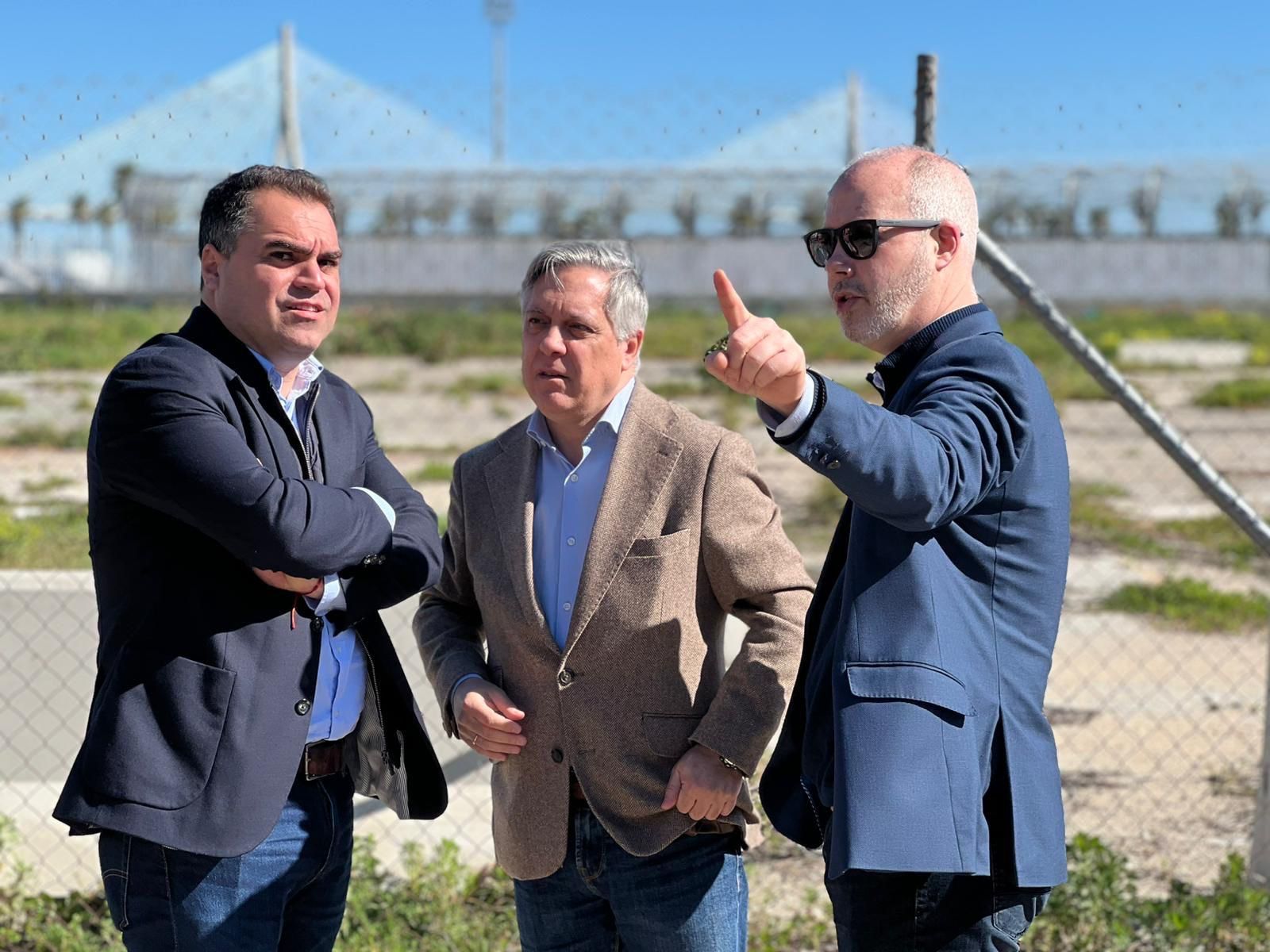 La rueda de prensa del PSOE frente al descampado de Zona Franca.