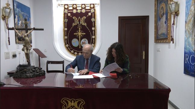 El presidente del Consejo y la direccional de Onda Cádiz firmando el convenio. 