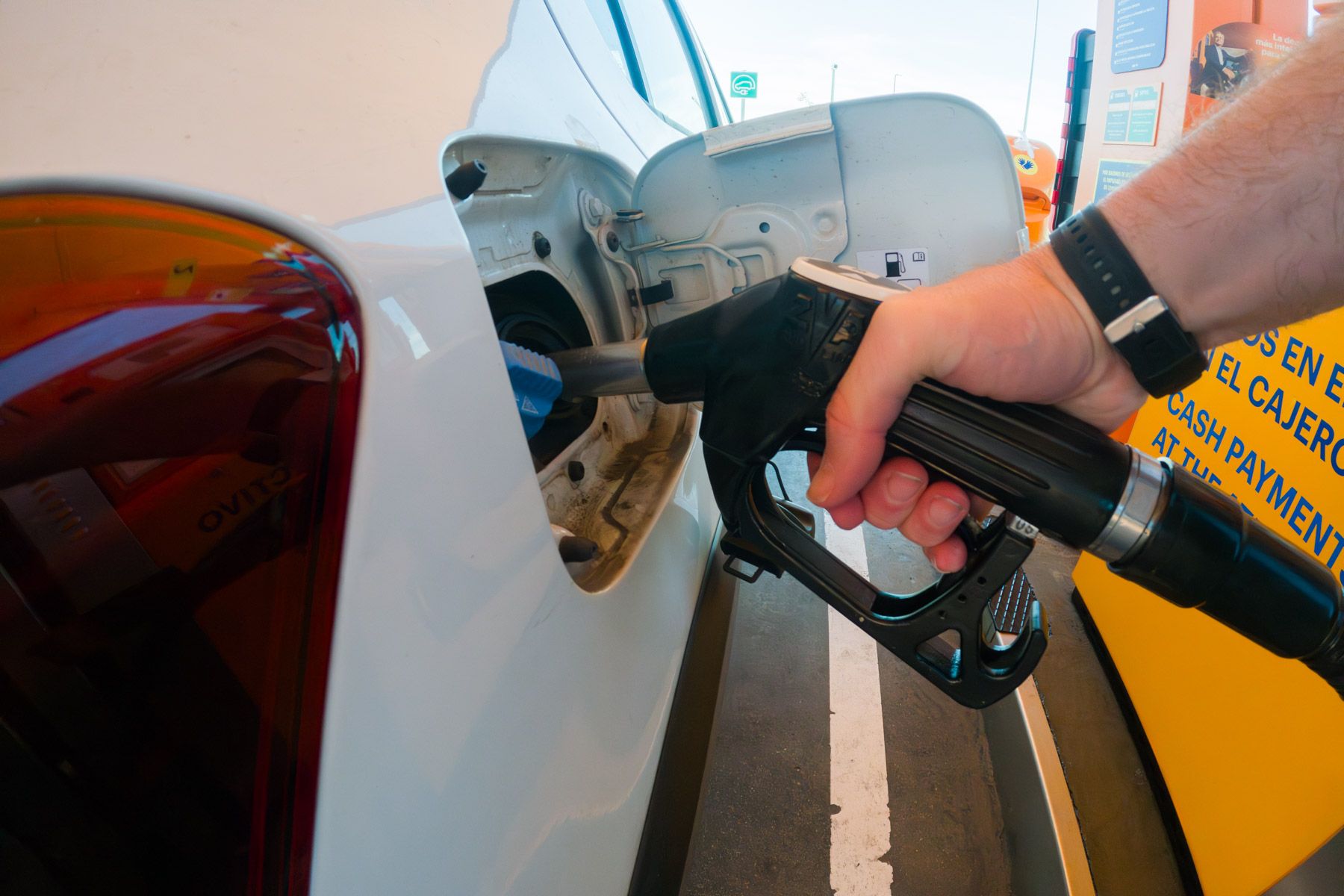 Repostando en una gasolinera de la provincia de Cádiz, este miércoles pasado.