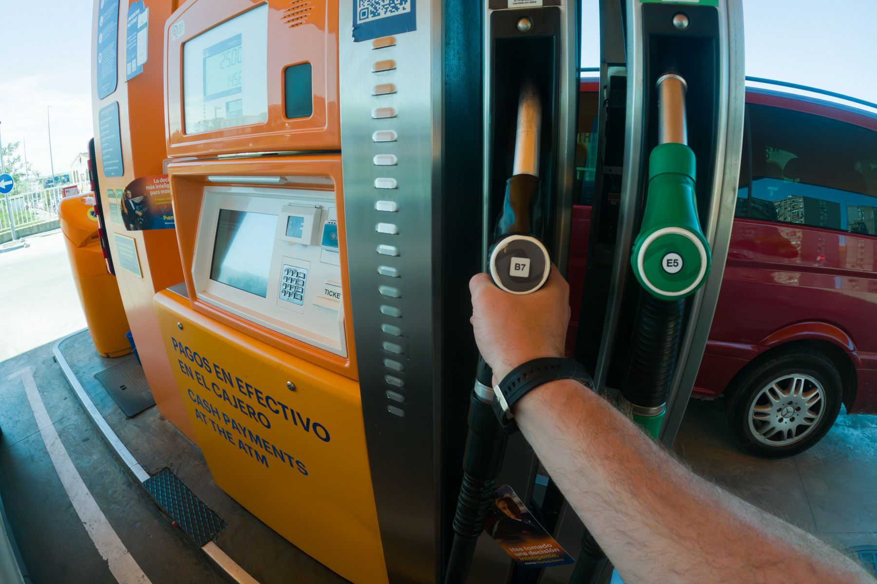 La rebaja fiscal en los combustibles es una de las medidas estrella.