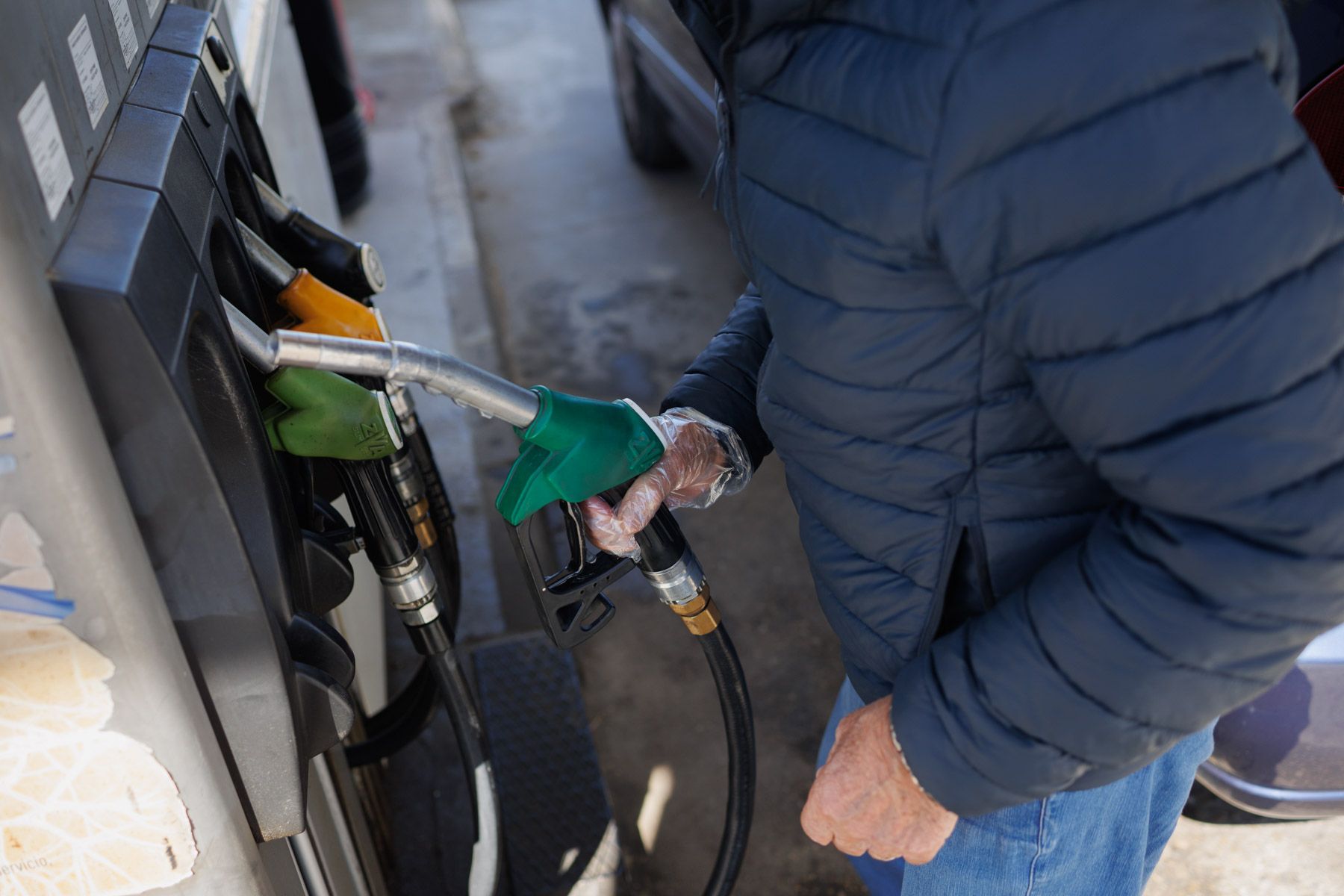 Un usuario echando gasolina esta semana.