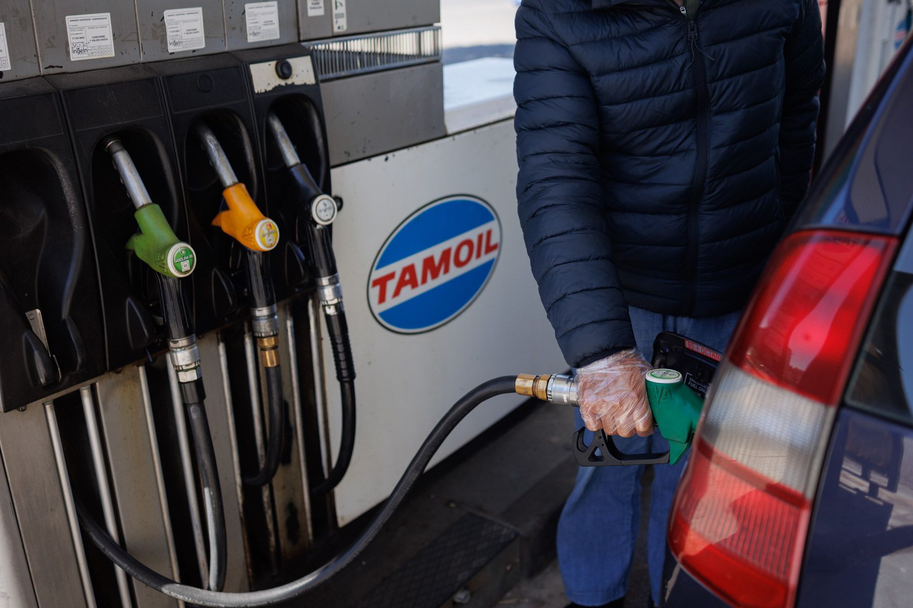 Un usuario reposta en la gasolinera Tamoil, unas instalaciones que acaban a salir a concurso público por parte del Ayuntamiento de Jerez.