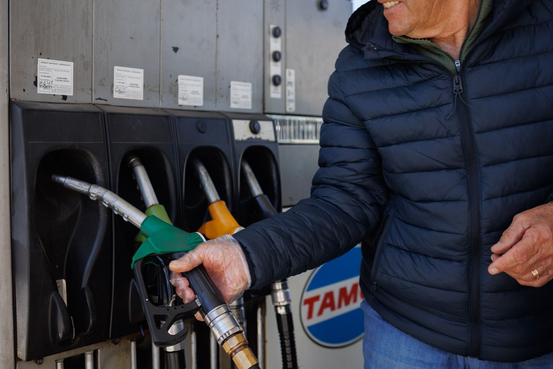 Un usuario acude a echar gasolina.