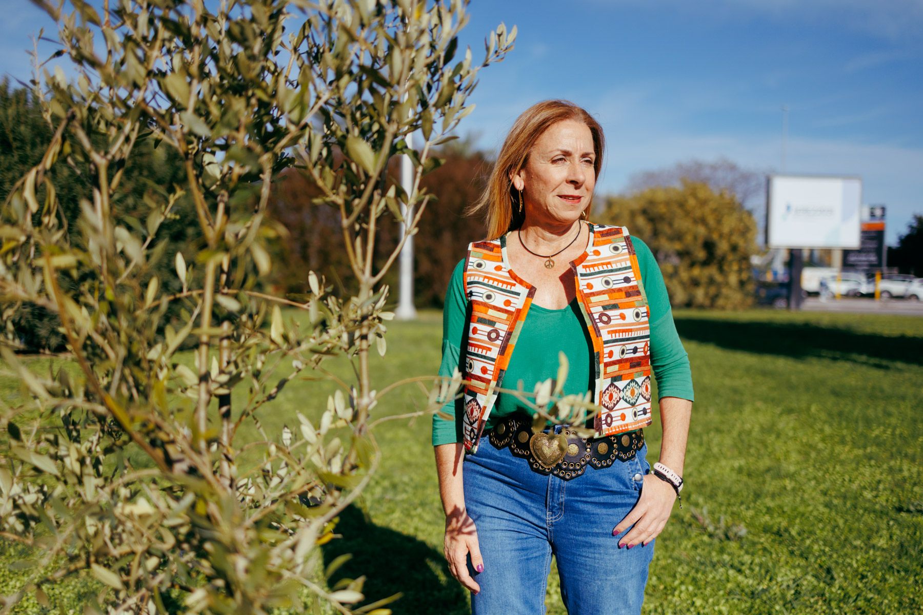 Teresa Chamizo, portavoz de Ganemos Jerez, junto al olivo plantado en la rotonda de la Escuela Pública.