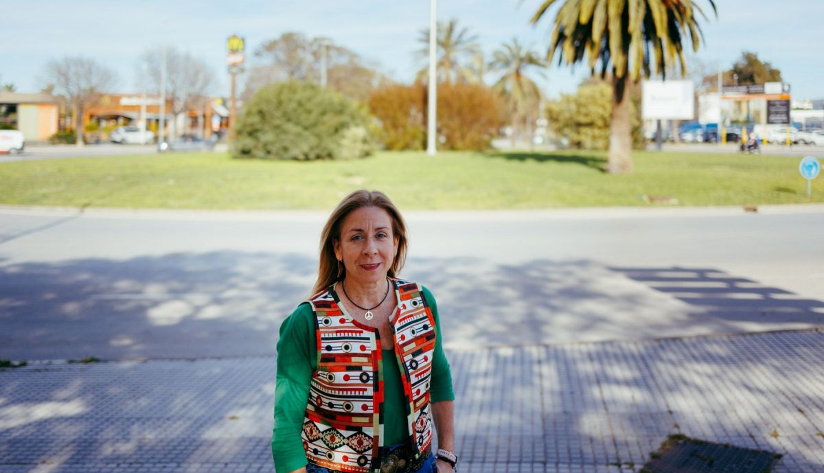 Teresa Chamizo, portavoz de Ganemos Jerez (La Confluencia), con la futura rotonda de la Escuela Pública al fondo.